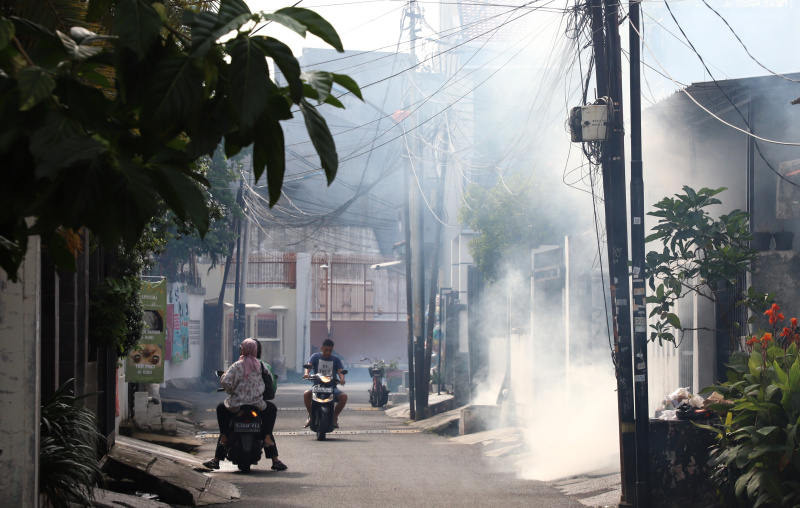 Warga jalan Adam melakukan penyemprotan fogging untuk mencegah semakin tingginya kasus DBD saat ini di Jakarta (Ashar/SinPo.id)