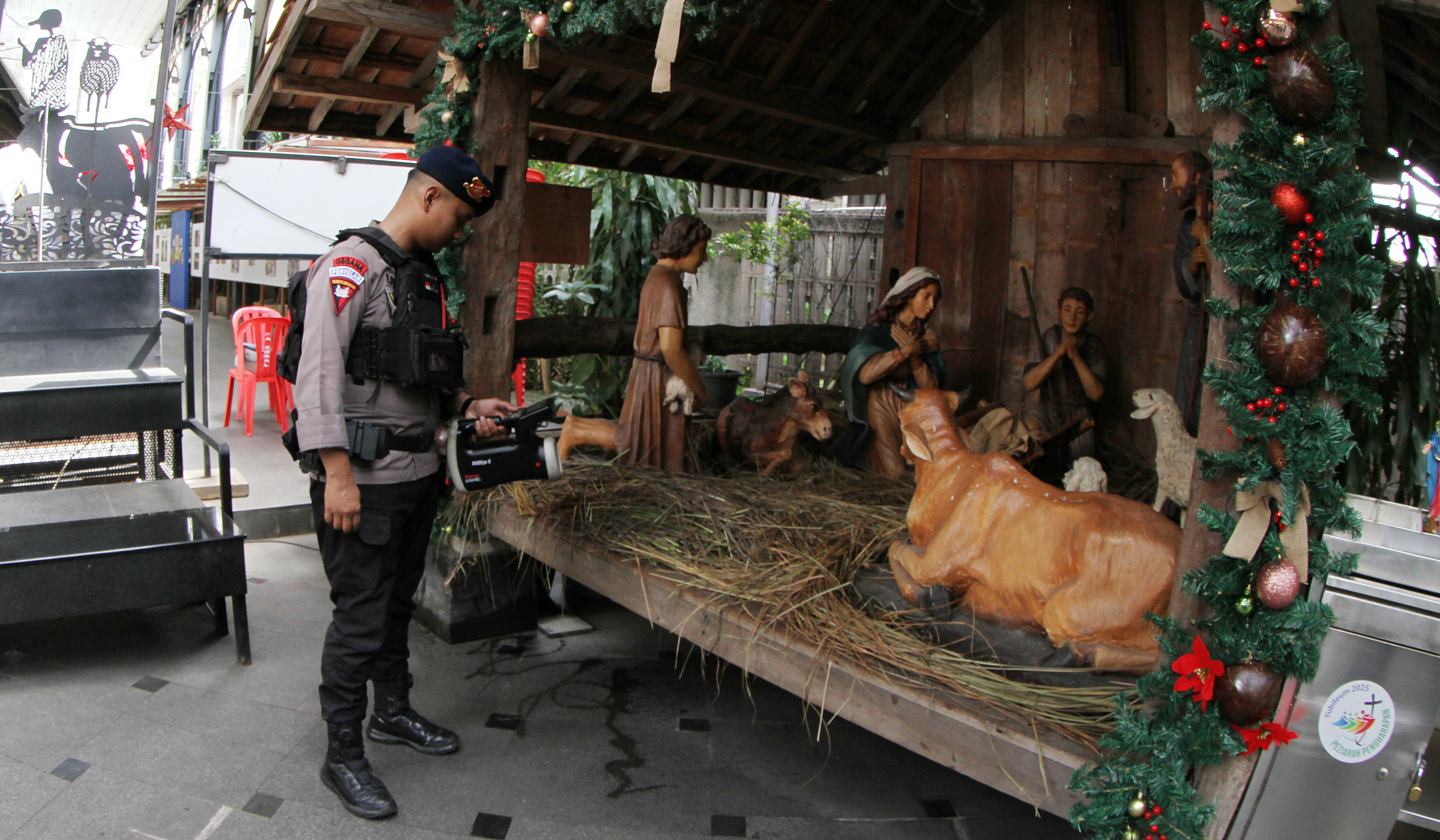 Penyisiran gereja Katedral. (Agus Priatna/SinPo.id)