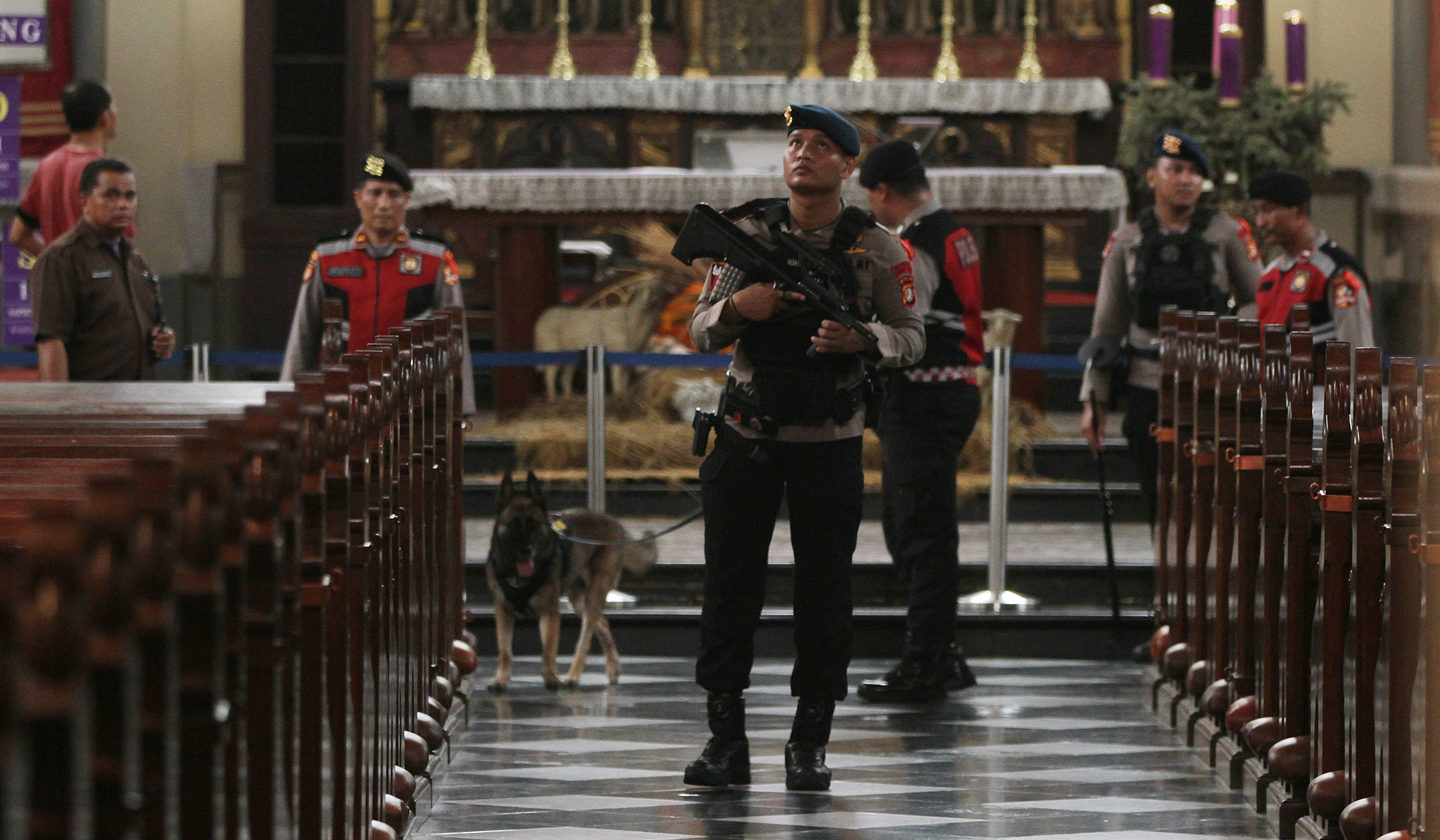Penyisiran gereja Katedral. (Agus Priatna/SinPo.id)