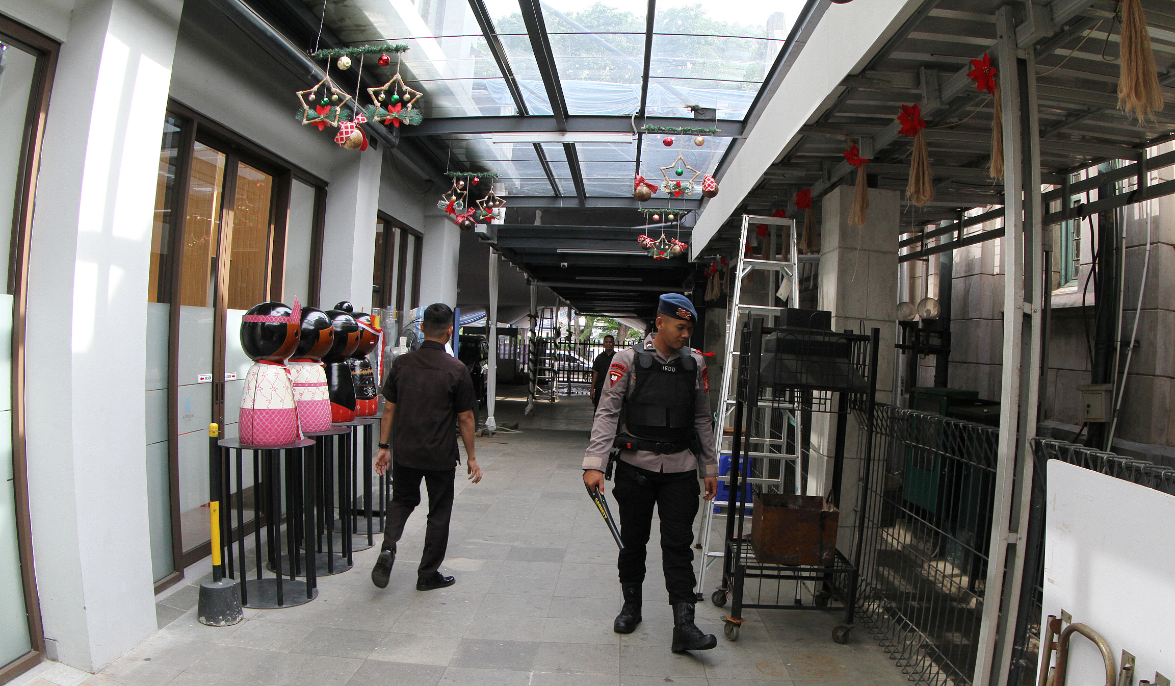 Penyisiran gereja Katedral. (Agus Priatna/SinPo.id)