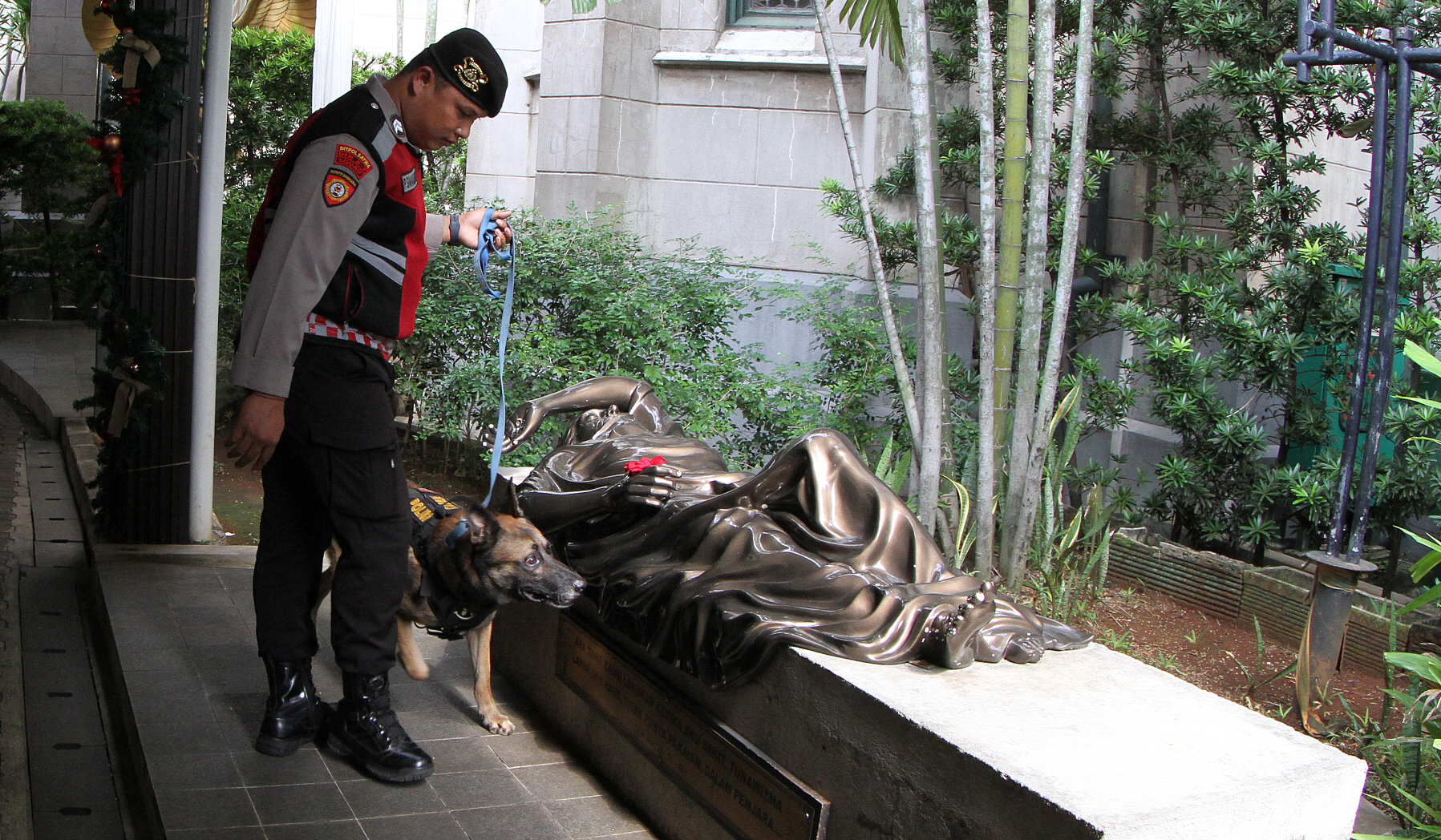 Penyisiran gereja Katedral. (Agus Priatna/SinPo.id)