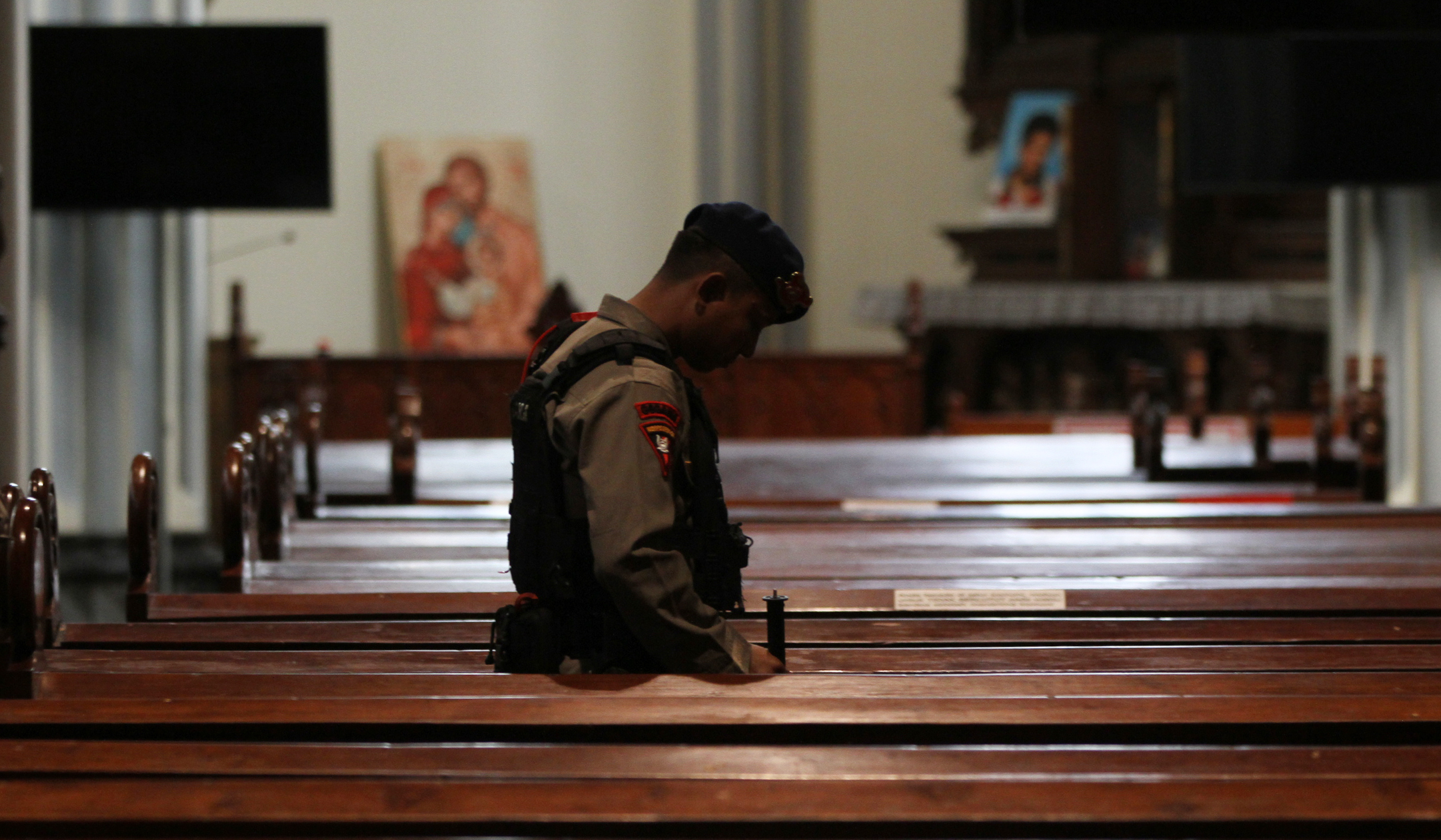 Penyisiran gereja Katedral. (Agus Priatna/SinPo.id)