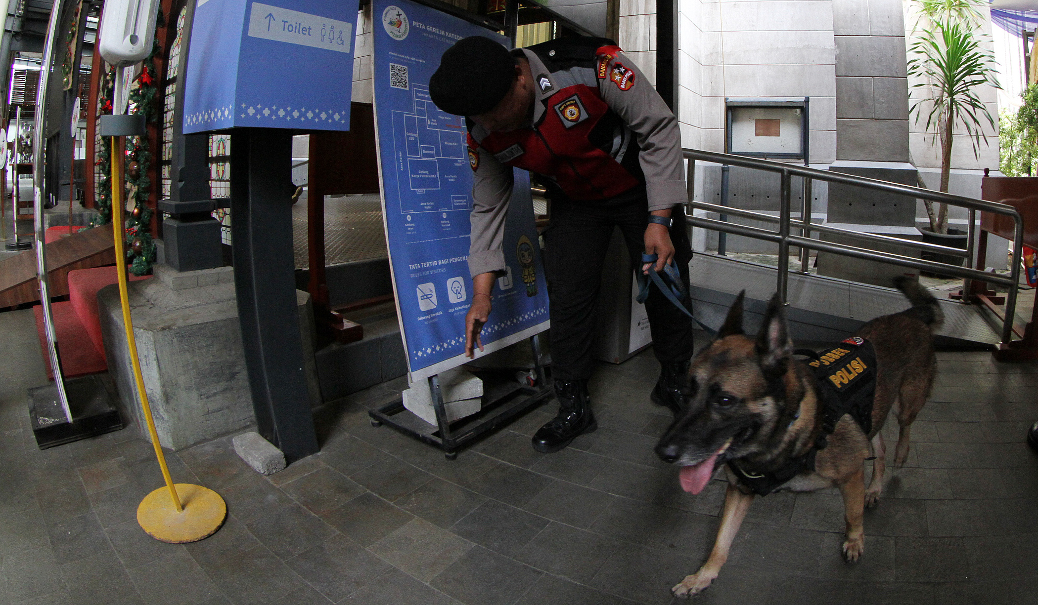 Penyisiran gereja Katedral. (Agus Priatna/SinPo.id)