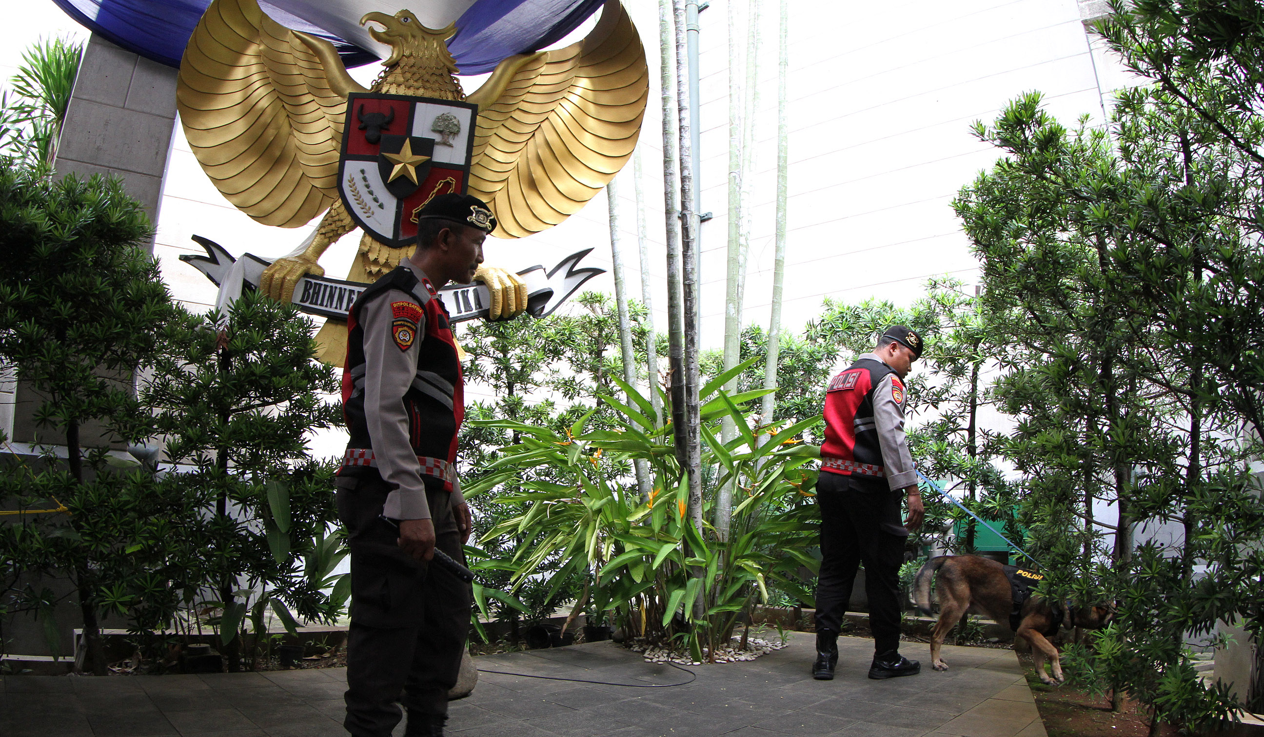 Penyisiran gereja Katedral. (Agus Priatna/SinPo.id)