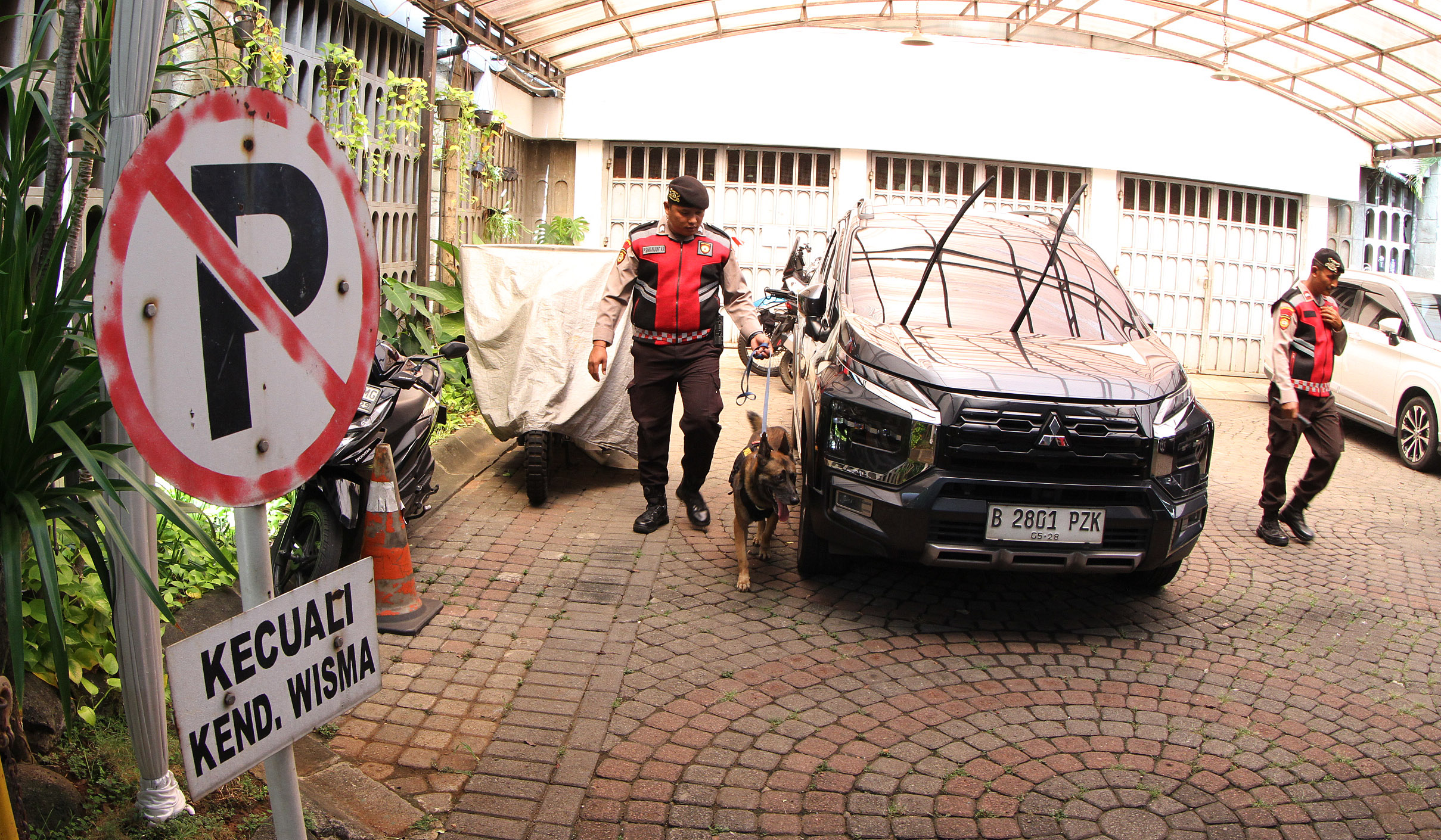 Penyisiran gereja Katedral. (Agus Priatna/SinPo.id)
