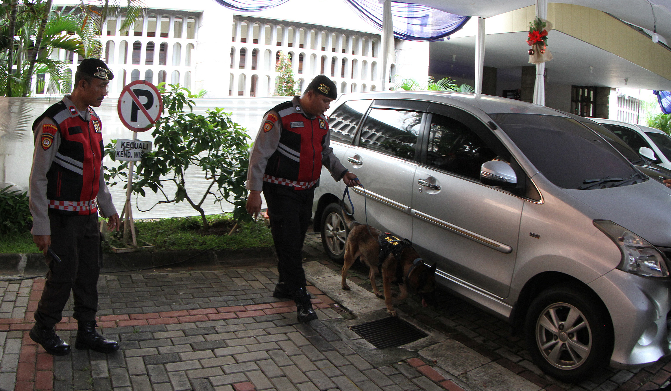 Penyisiran gereja Katedral. (Agus Priatna/SinPo.id)