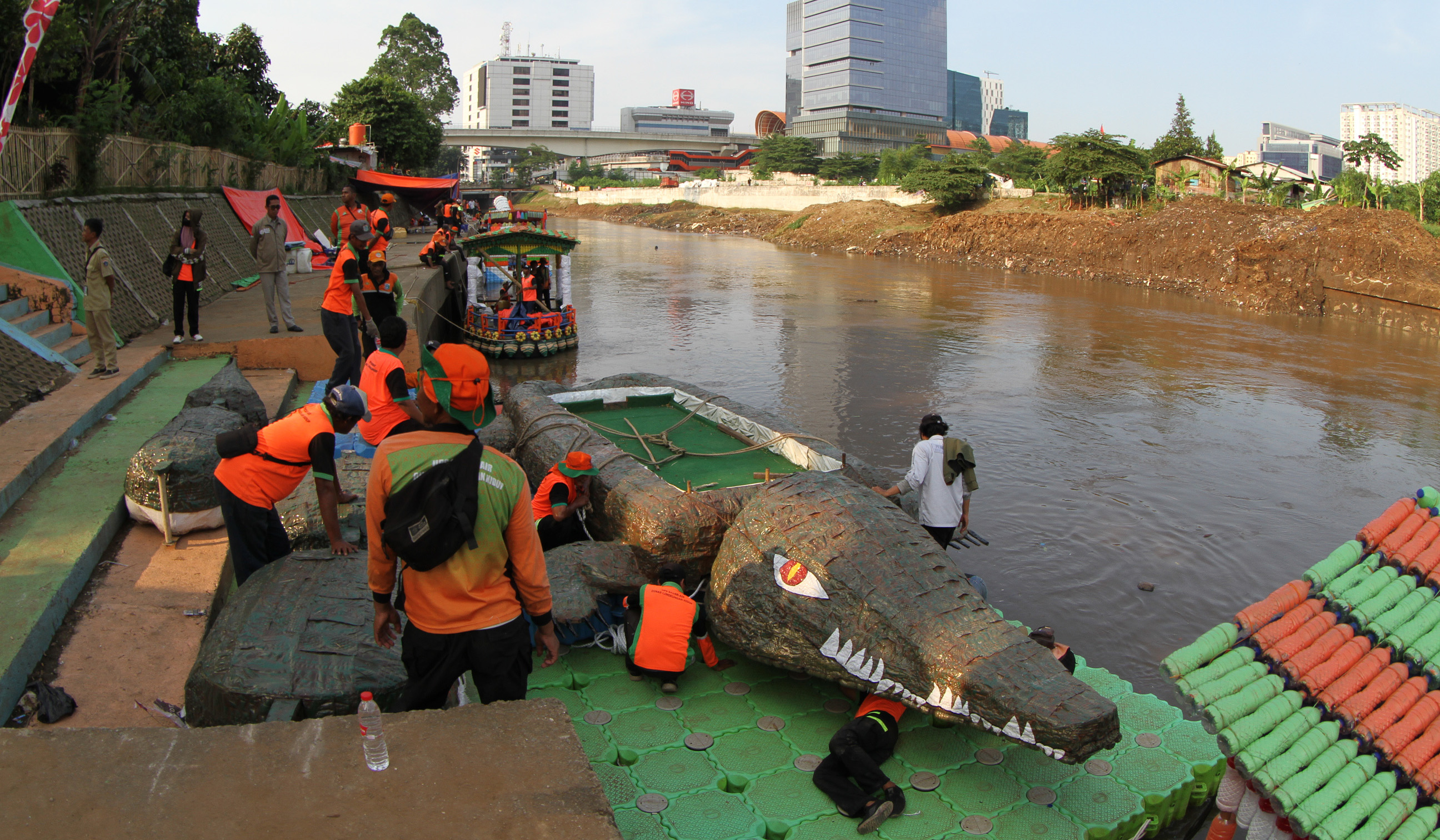 Petugas lakukan persiapan Festival Perahu Cilung 2025. (Agus Priatna/SinPo.id)