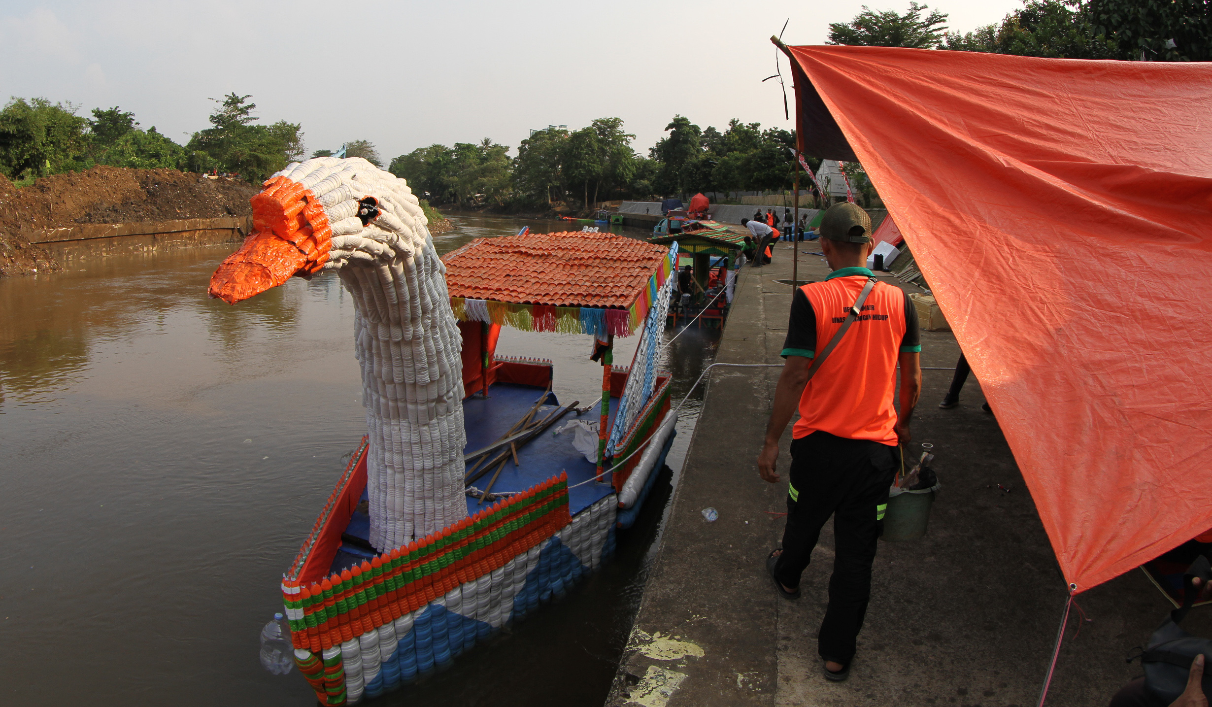 Petugas lakukan persiapan Festival Perahu Cilung 2025. (Agus Priatna/SinPo.id)