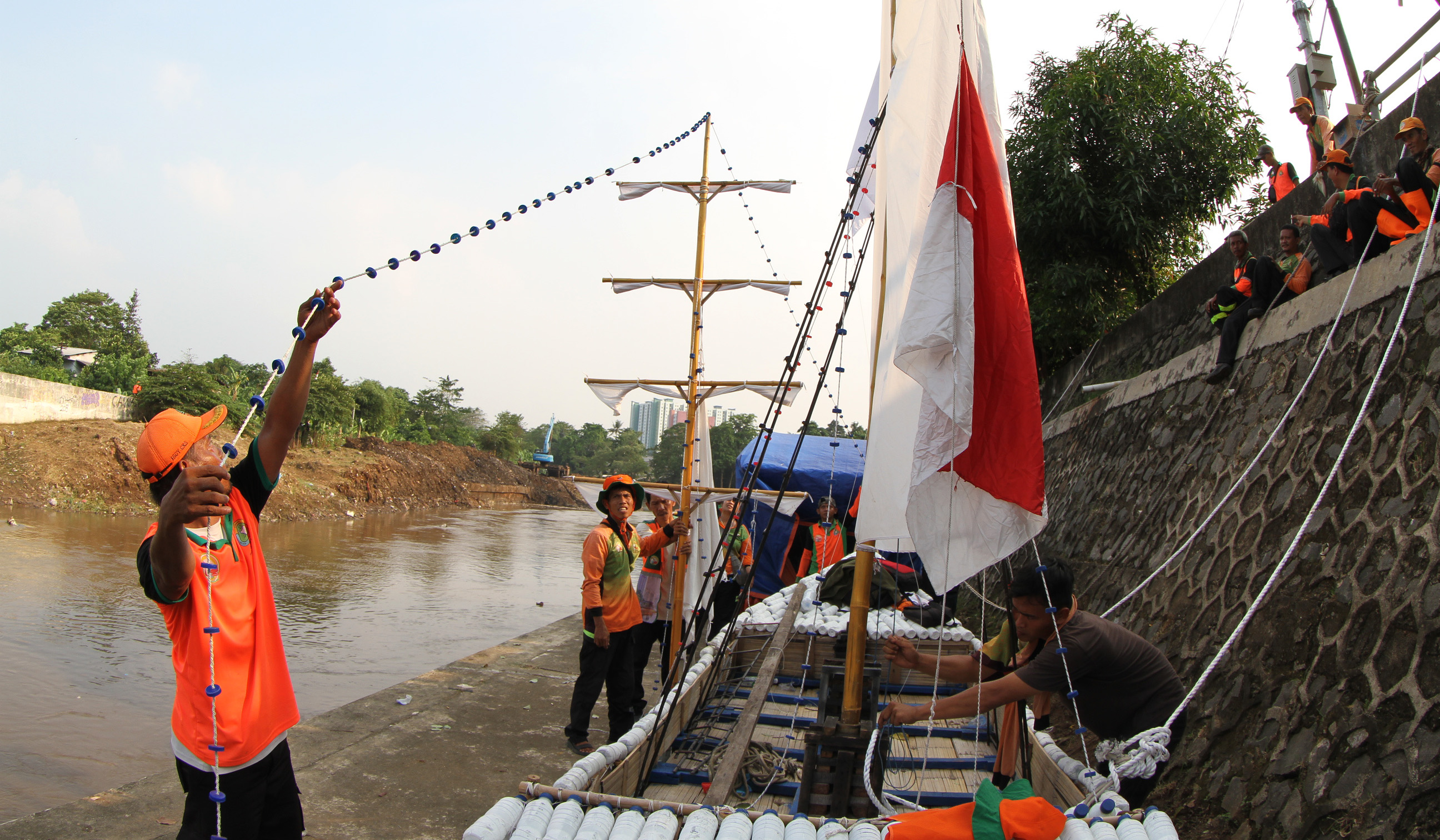 Petugas lakukan persiapan Festival Perahu Cilung 2025. (Agus Priatna/SinPo.id)