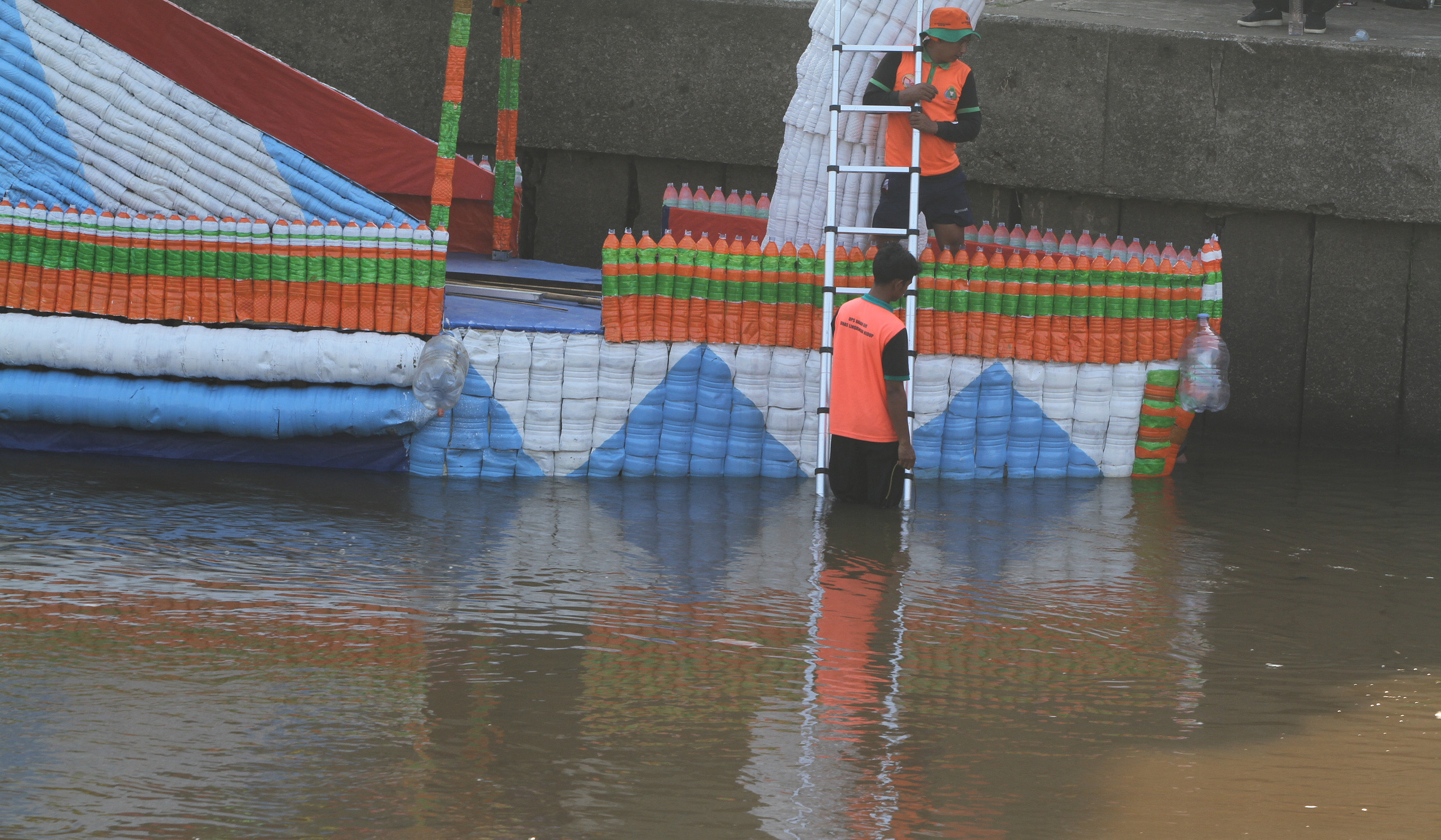 Petugas lakukan persiapan Festival Perahu Cilung 2025. (Agus Priatna/SinPo.id)