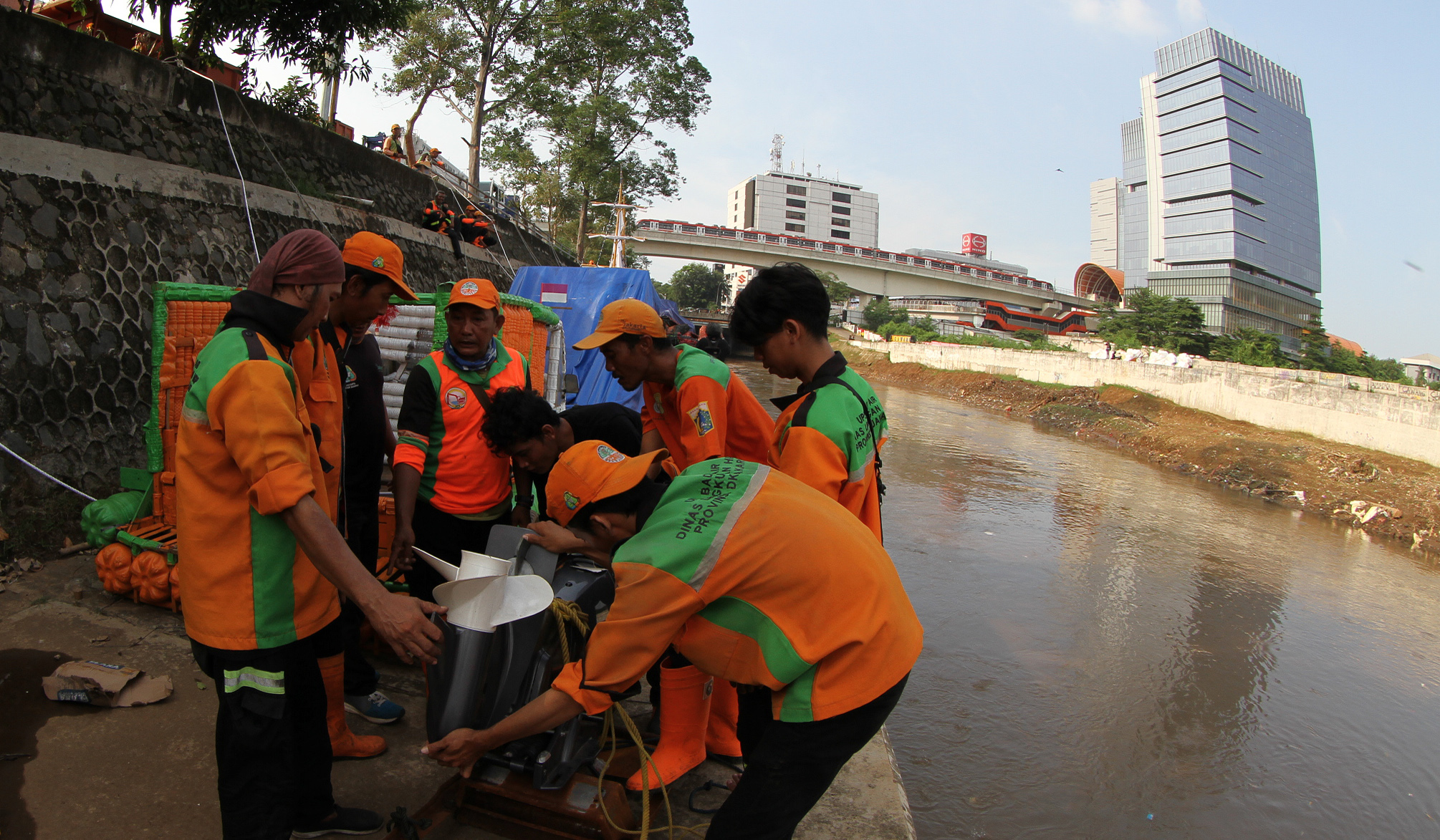 Petugas lakukan persiapan Festival Perahu Cilung 2025. (Agus Priatna/SinPo.id)