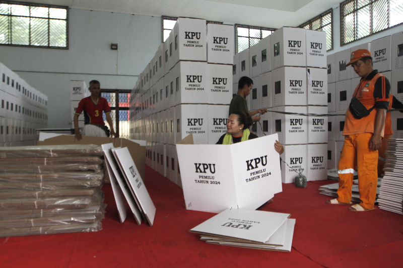 Warga sedang merakit kotak suara di GOR Pemadam Joglo (Ashar/SinPo.id)