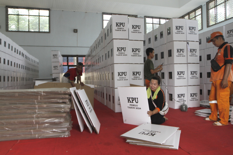 Warga sedang merakit kotak suara di GOR Pemadam Joglo (Ashar/SinPo.id)