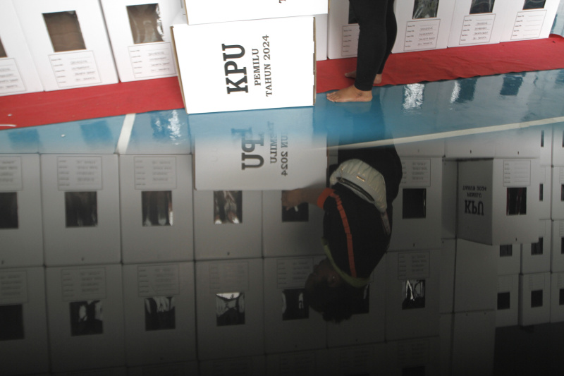 Warga sedang merakit kotak suara di GOR Pemadam Joglo (Ashar/SinPo.id)