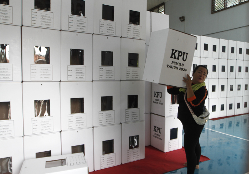 Warga sedang merakit kotak suara di GOR Pemadam Joglo (Ashar/SinPo.id)