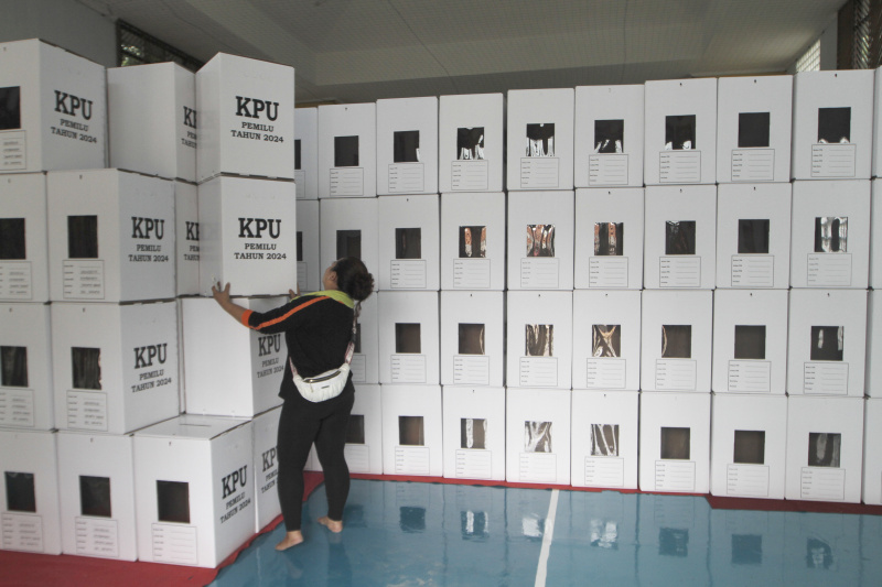 Warga sedang merakit kotak suara di GOR Pemadam Joglo (Ashar/SinPo.id)