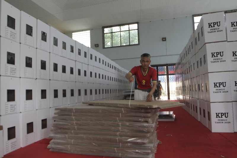 Warga sedang merakit kotak suara di GOR Pemadam Joglo (Ashar/SinPo.id)