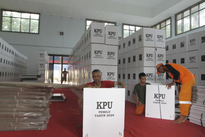 Warga sedang merakit kotak suara di GOR Pemadam Joglo (Ashar/SinPo.id)