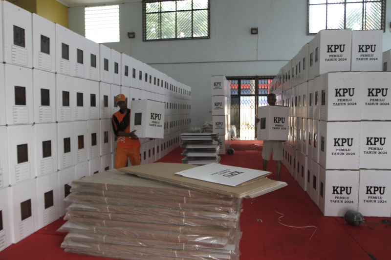 Warga sedang merakit kotak suara di GOR Pemadam Joglo (Ashar/SinPo.id)