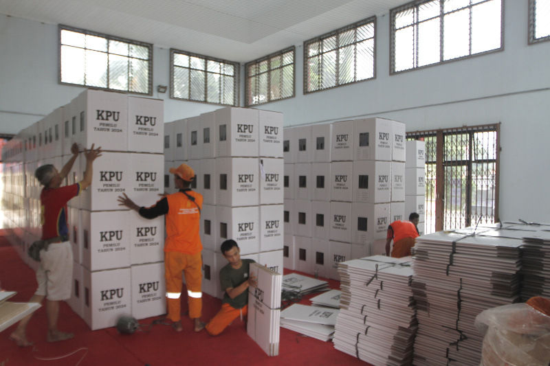 Warga sedang merakit kotak suara di GOR Pemadam Joglo (Ashar/SinPo.id)