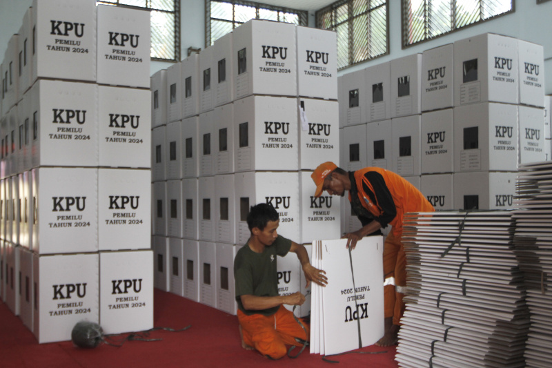 Warga sedang merakit kotak suara di GOR Pemadam Joglo (Ashar/SinPo.id)