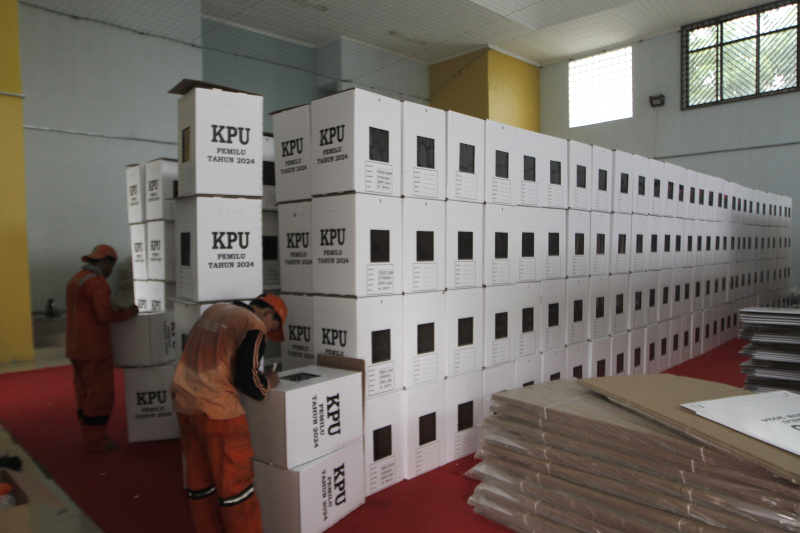 Warga sedang merakit kotak suara di GOR Pemadam Joglo (Ashar/SinPo.id)