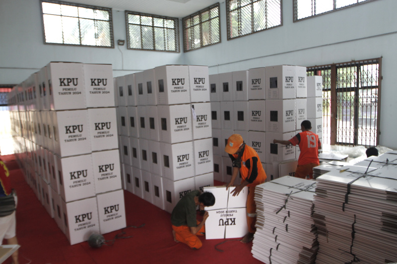 Warga sedang merakit kotak suara di GOR Pemadam Joglo (Ashar/SinPo.id)