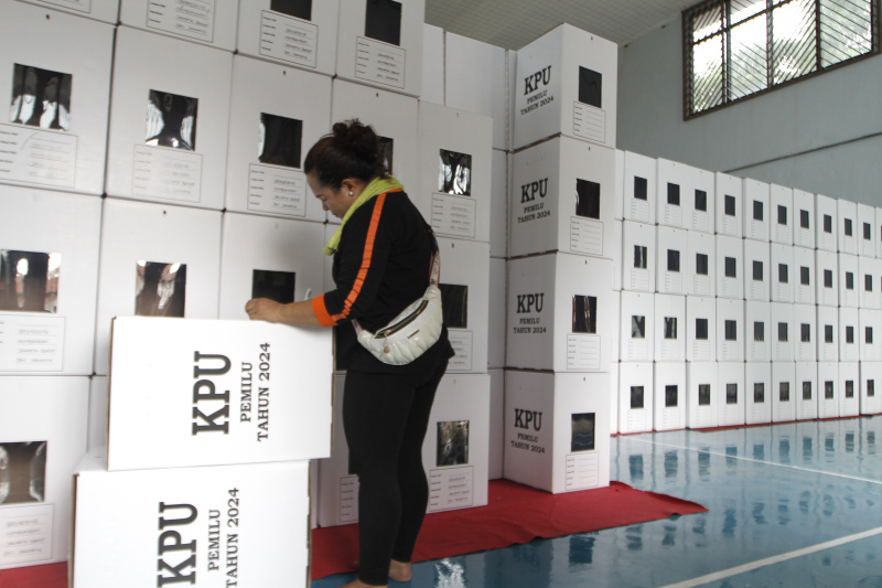 Warga sedang merakit kotak suara di GOR Pemadam Joglo (Ashar/SinPo.id)