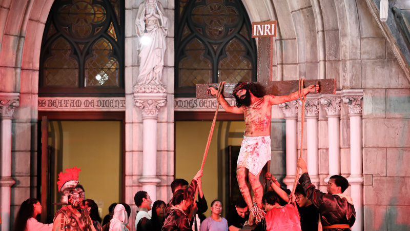 Umat Katolik sedang teatrikal menampilkan prosesi Tablo perjalanan kehidupan kisah Yesus Kristus (Ashar/SinPo.id)