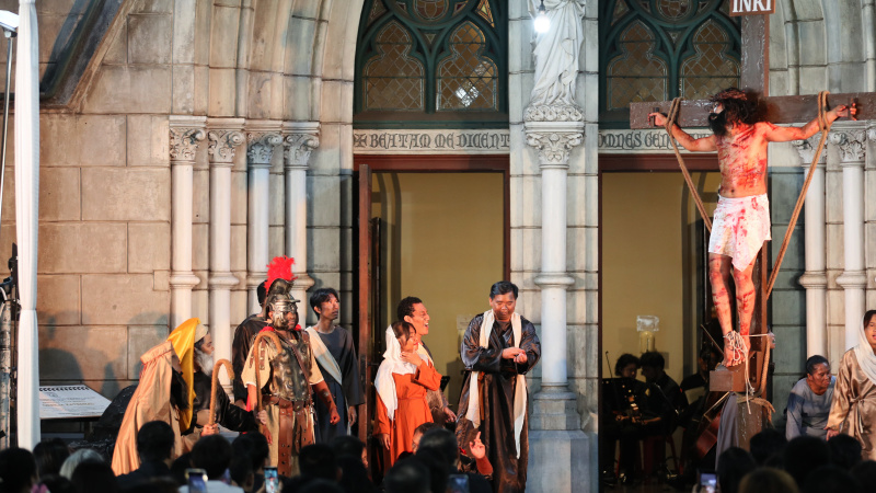 Umat Katolik sedang teatrikal menampilkan prosesi Tablo perjalanan kehidupan kisah Yesus Kristus (Ashar/SinPo.id)