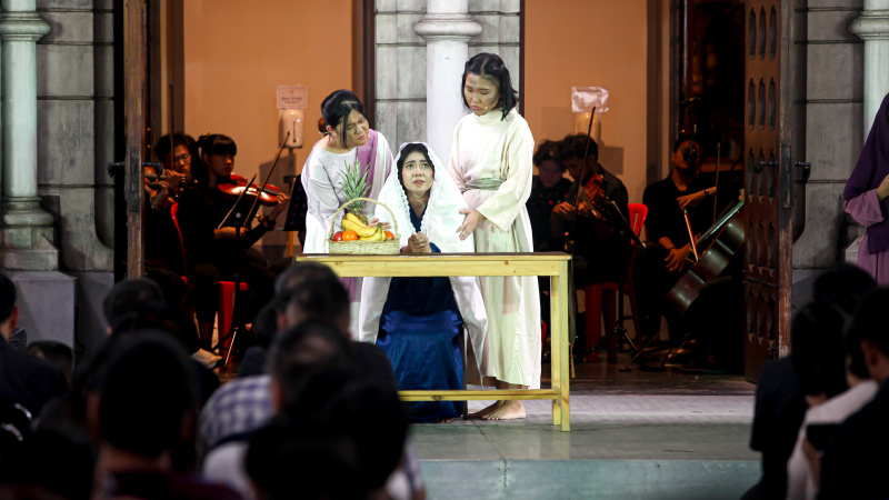 Umat Katolik sedang teatrikal menampilkan prosesi Tablo perjalanan kehidupan kisah Yesus Kristus (Ashar/SinPo.id)