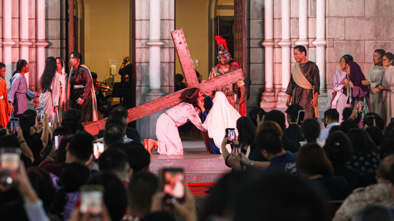 Umat Katolik sedang teatrikal menampilkan prosesi Tablo perjalanan kehidupan kisah Yesus Kristus (Ashar/SinPo.id)