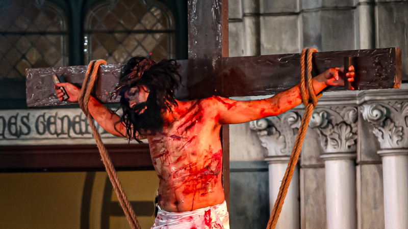 Umat Katolik sedang teatrikal menampilkan prosesi Tablo perjalanan kehidupan kisah Yesus Kristus (Ashar/SinPo.id)