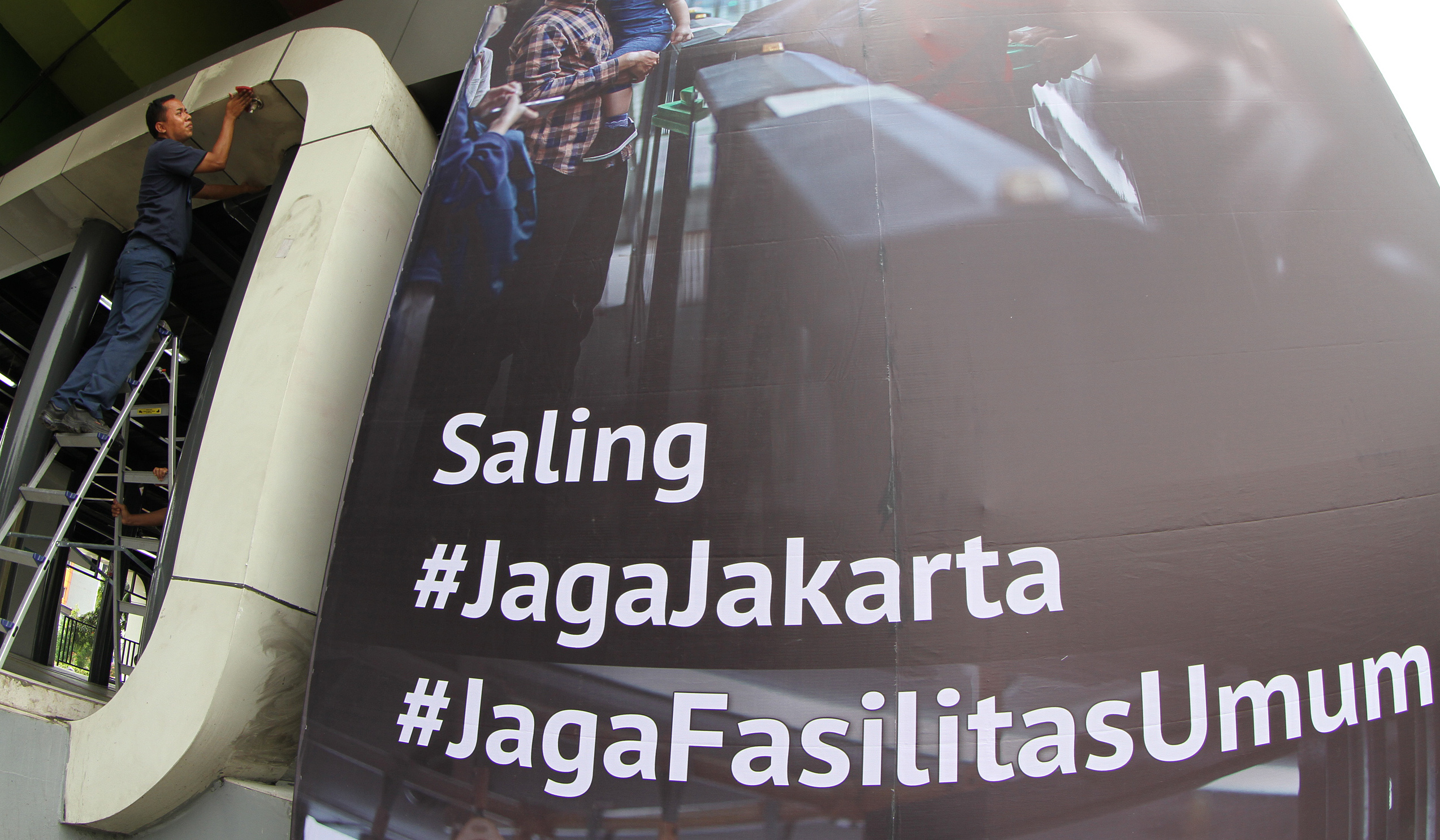 Perbaikan Halte Senen Sentral di Jakarta. (Agus Priatna/SinPo.id)