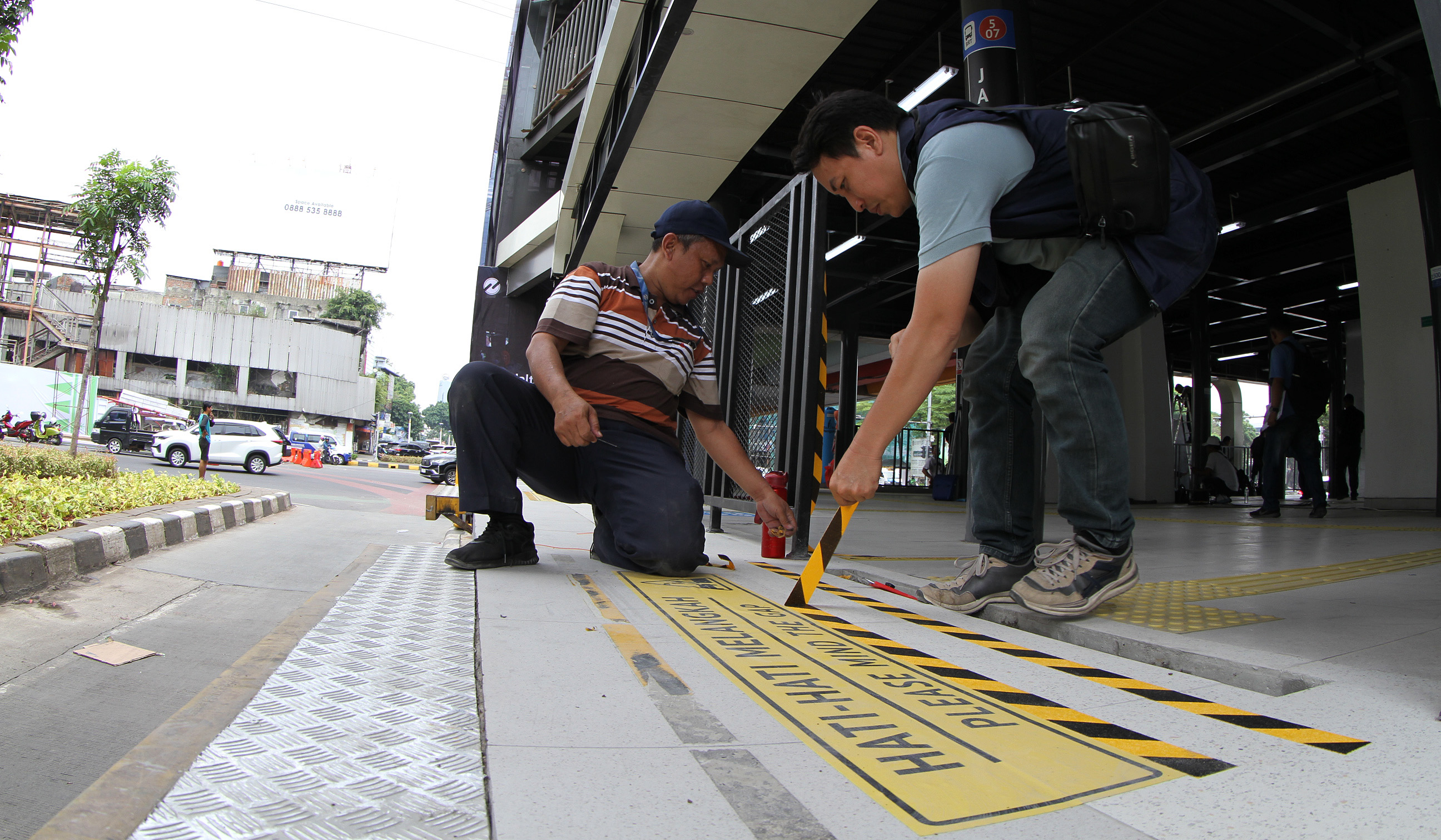 Perbaikan Halte Senen Sentral di Jakarta. (Agus Priatna/SinPo.id)