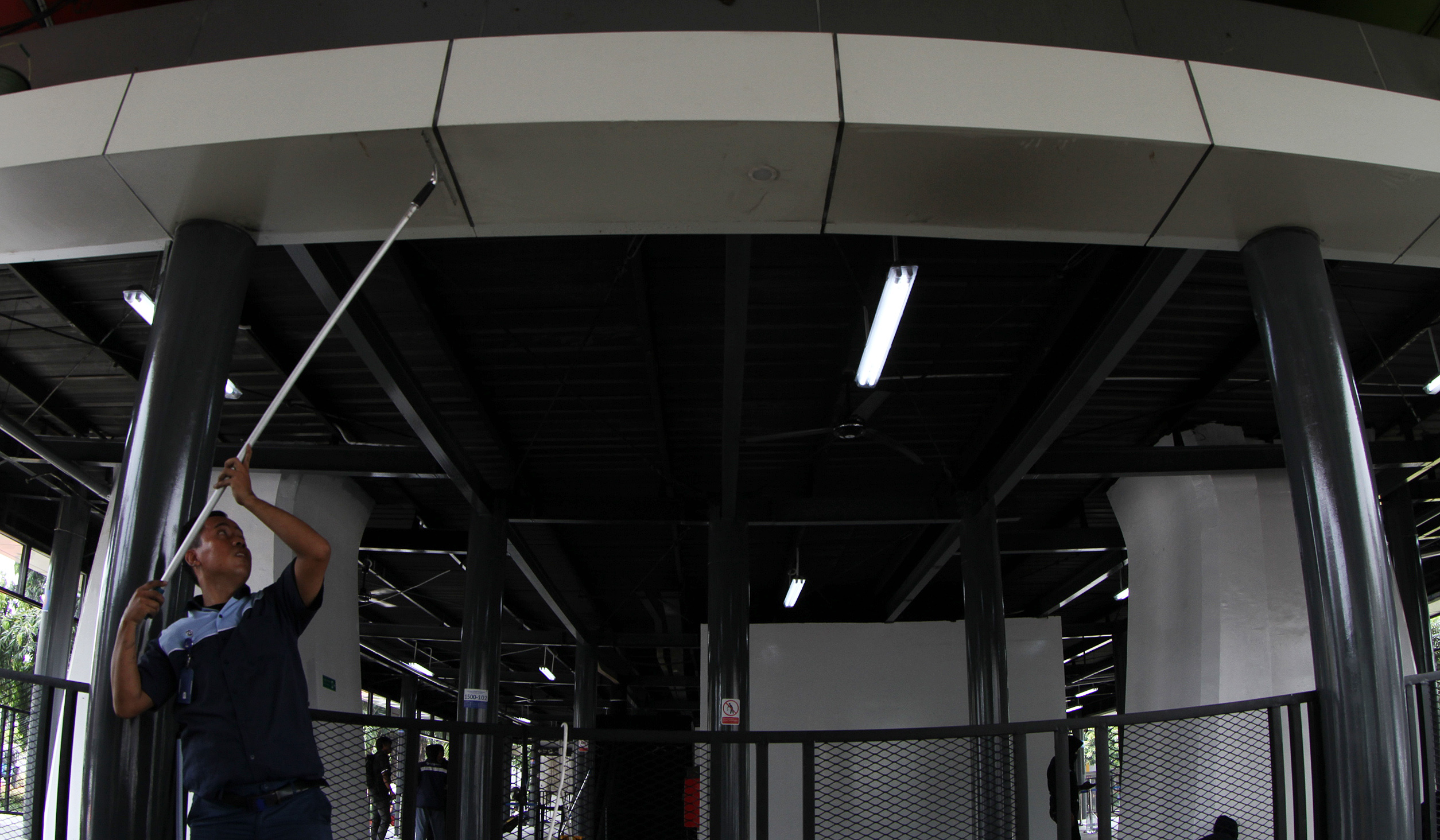 Perbaikan Halte Senen Sentral di Jakarta. (Agus Priatna/SinPo.id)