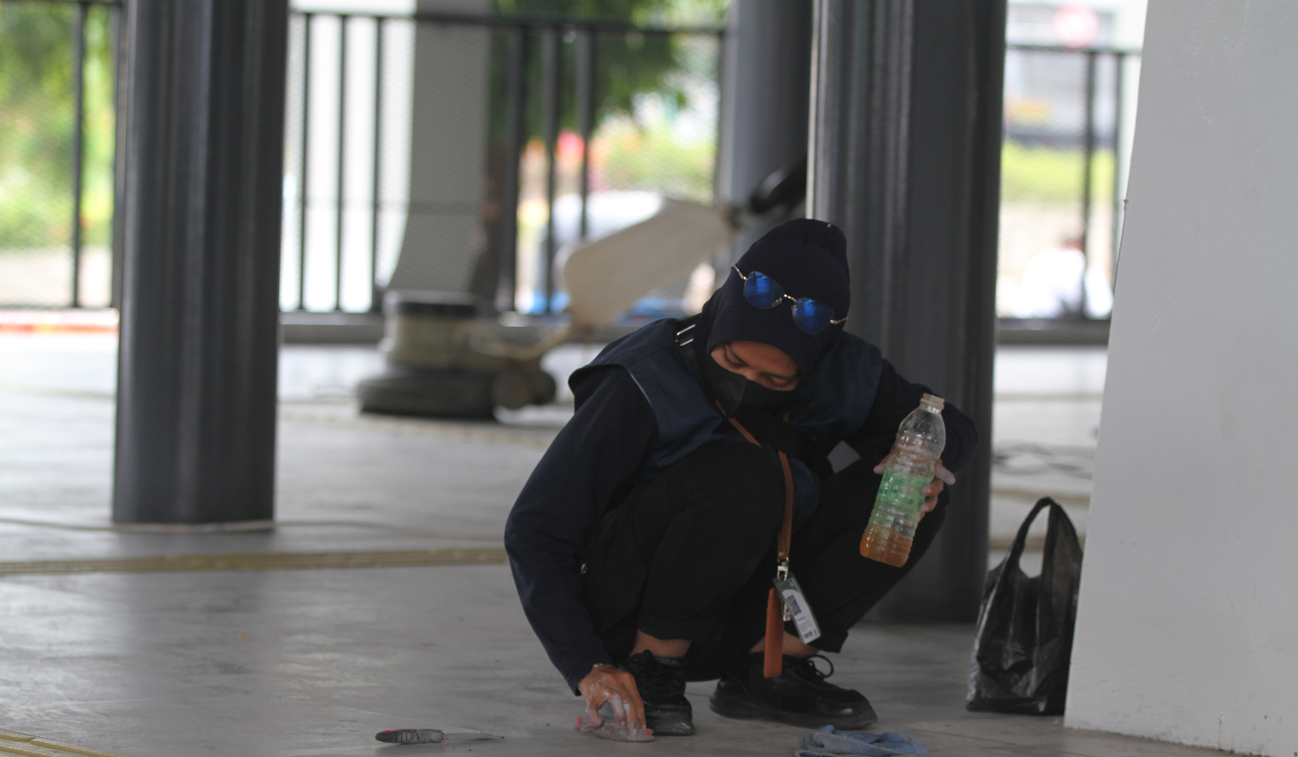 Perbaikan Halte Senen Sentral di Jakarta. (Agus Priatna/SinPo.id)