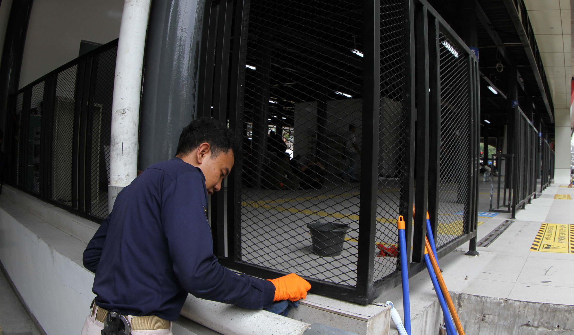 Perbaikan Halte Senen Sentral di Jakarta. (Agus Priatna/SinPo.id)