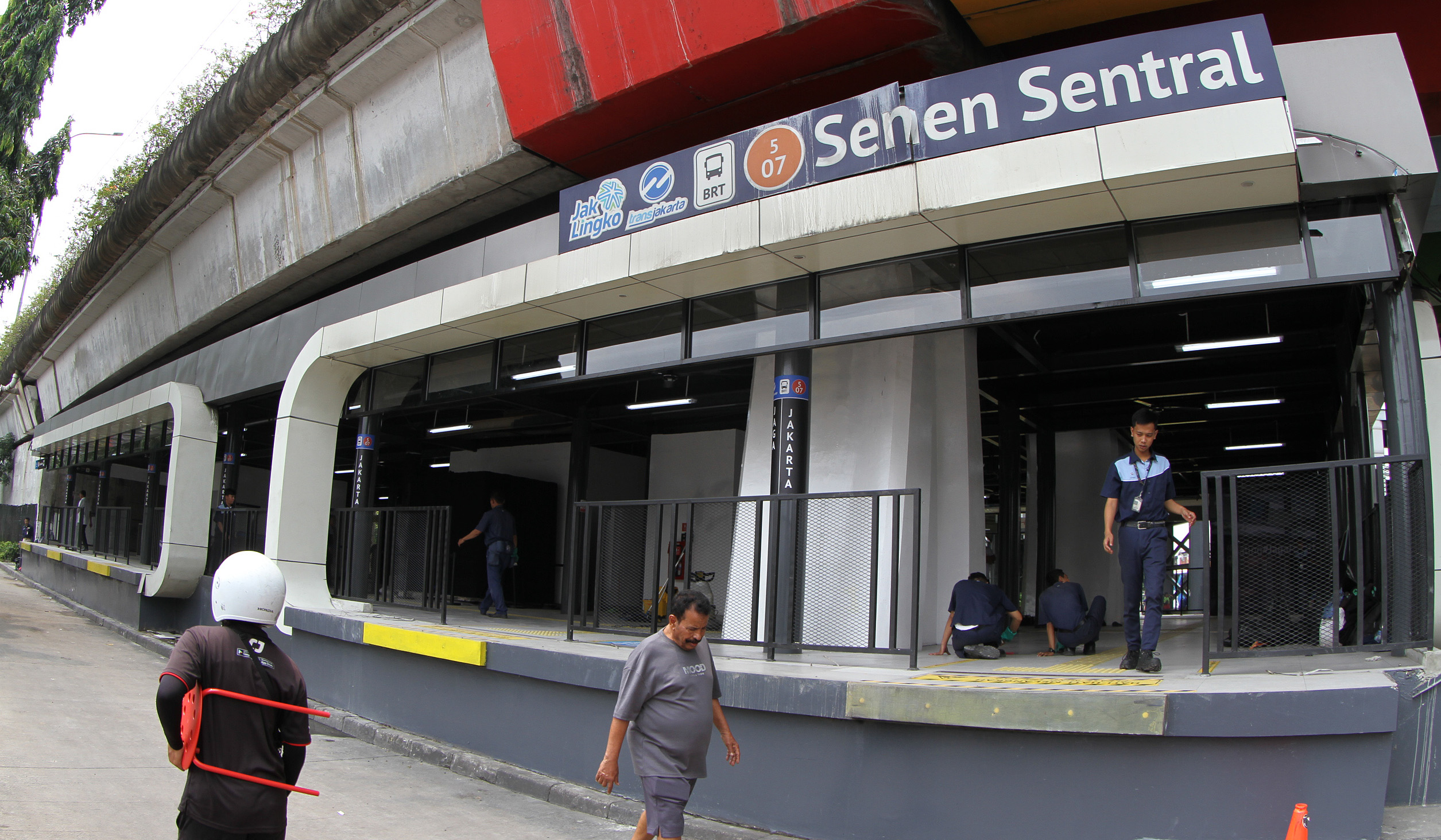 Perbaikan Halte Senen Sentral di Jakarta. (Agus Priatna/SinPo.id)