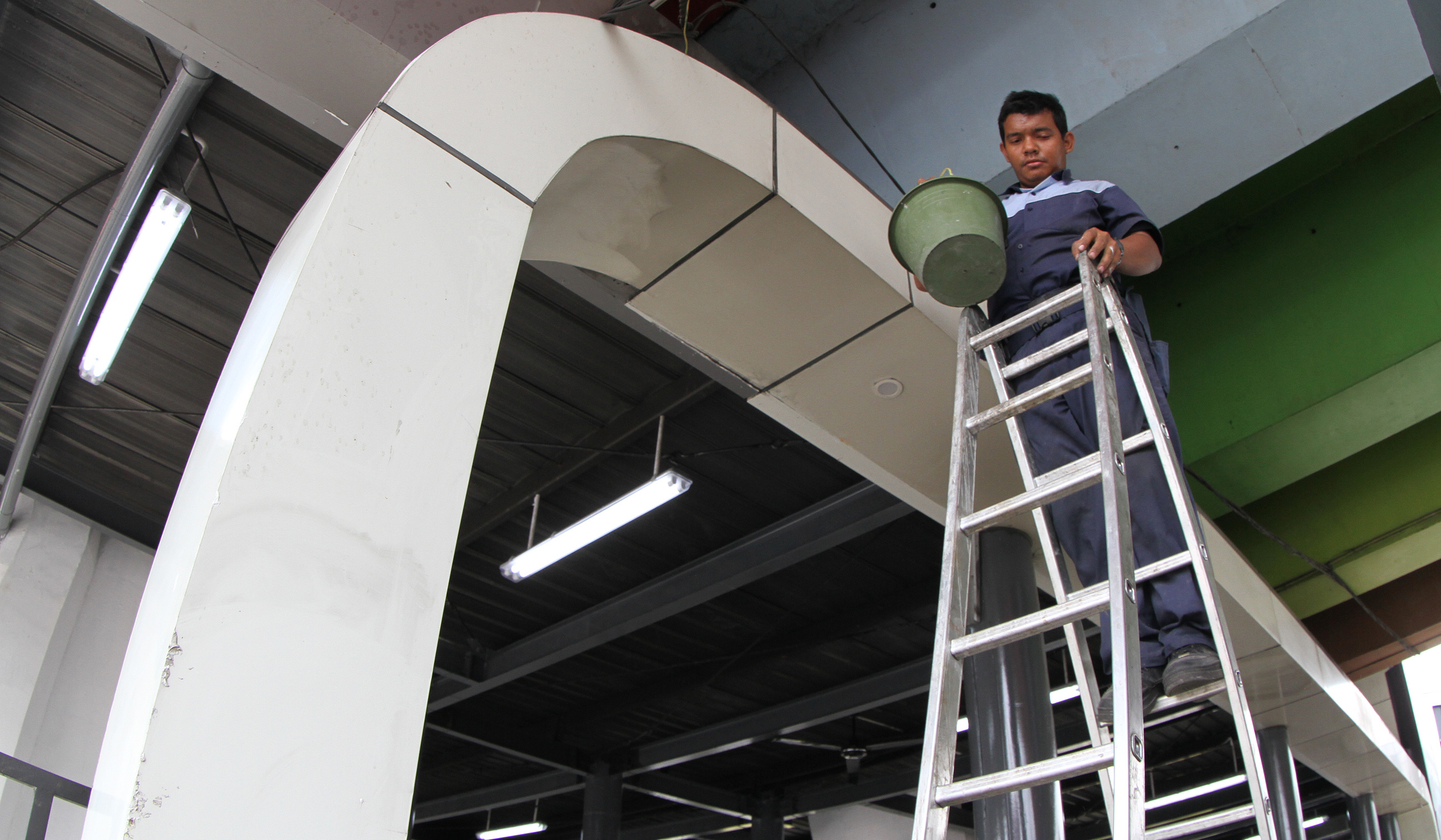 Perbaikan Halte Senen Sentral di Jakarta. (Agus Priatna/SinPo.id)