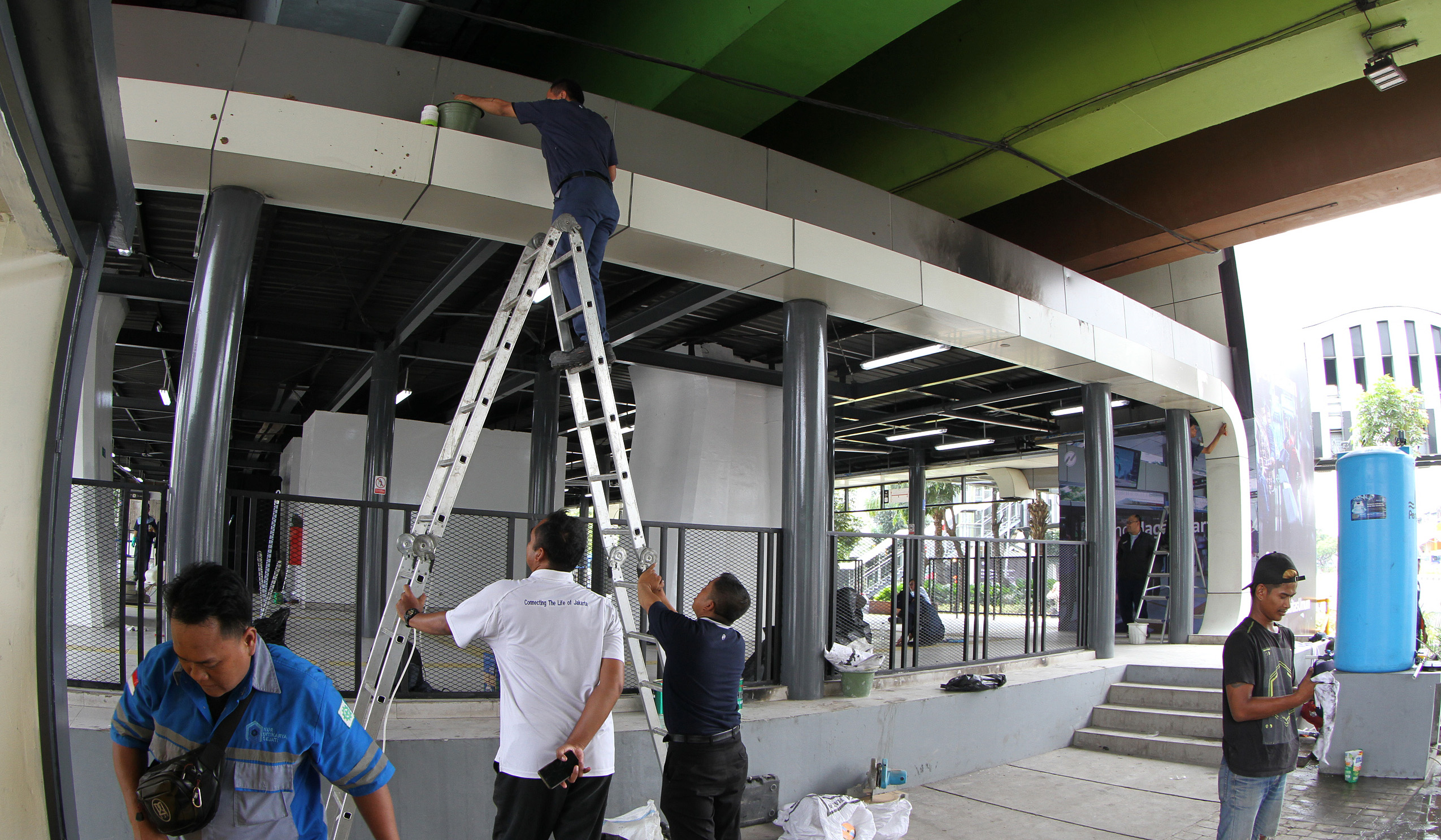 Perbaikan Halte Senen Sentral di Jakarta. (Agus Priatna/SinPo.id)