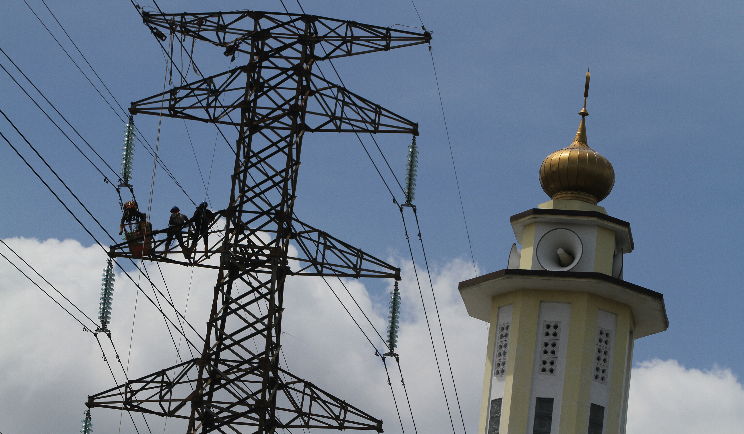 Perbaikan kabel SUTET di Jatipulo, Jakarta. (Agus Priatna/SinPo.id)