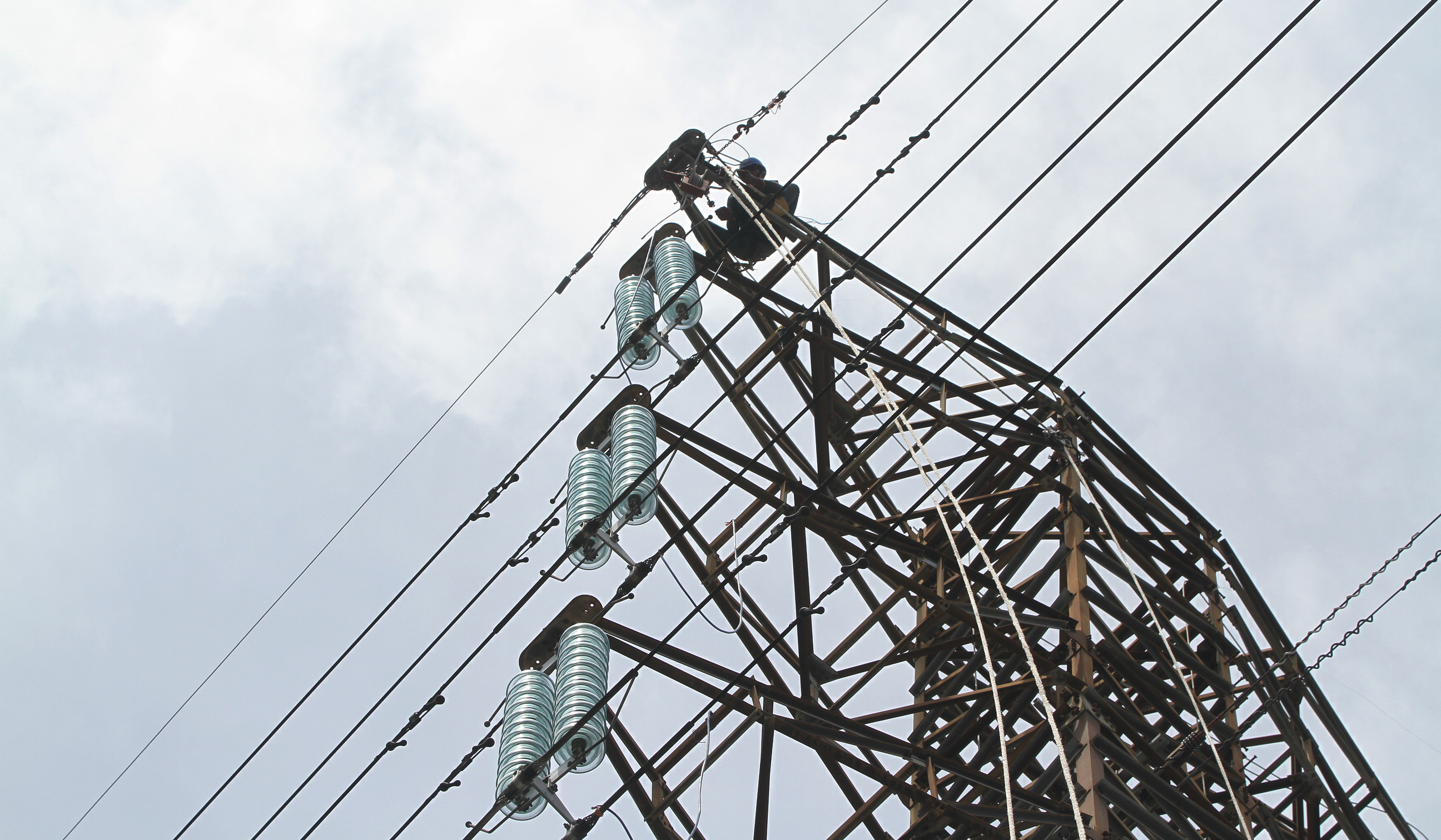 Perbaikan kabel SUTET di Jatipulo, Jakarta. (Agus Priatna/SinPo.id)