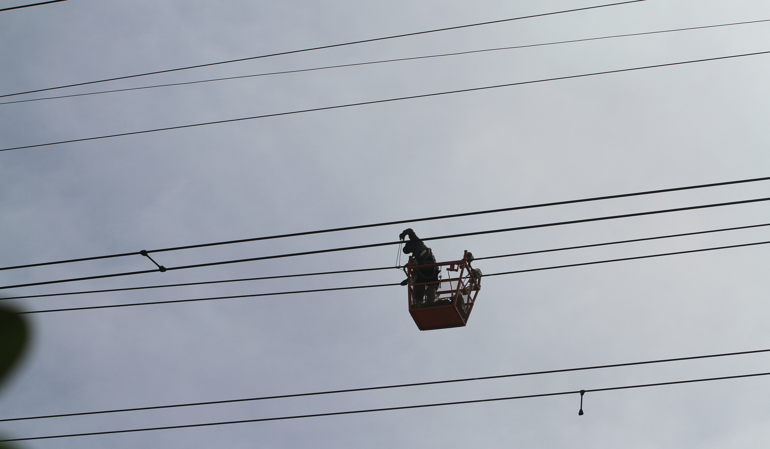 Perbaikan kabel SUTET di Jatipulo, Jakarta. (Agus Priatna/SinPo.id)