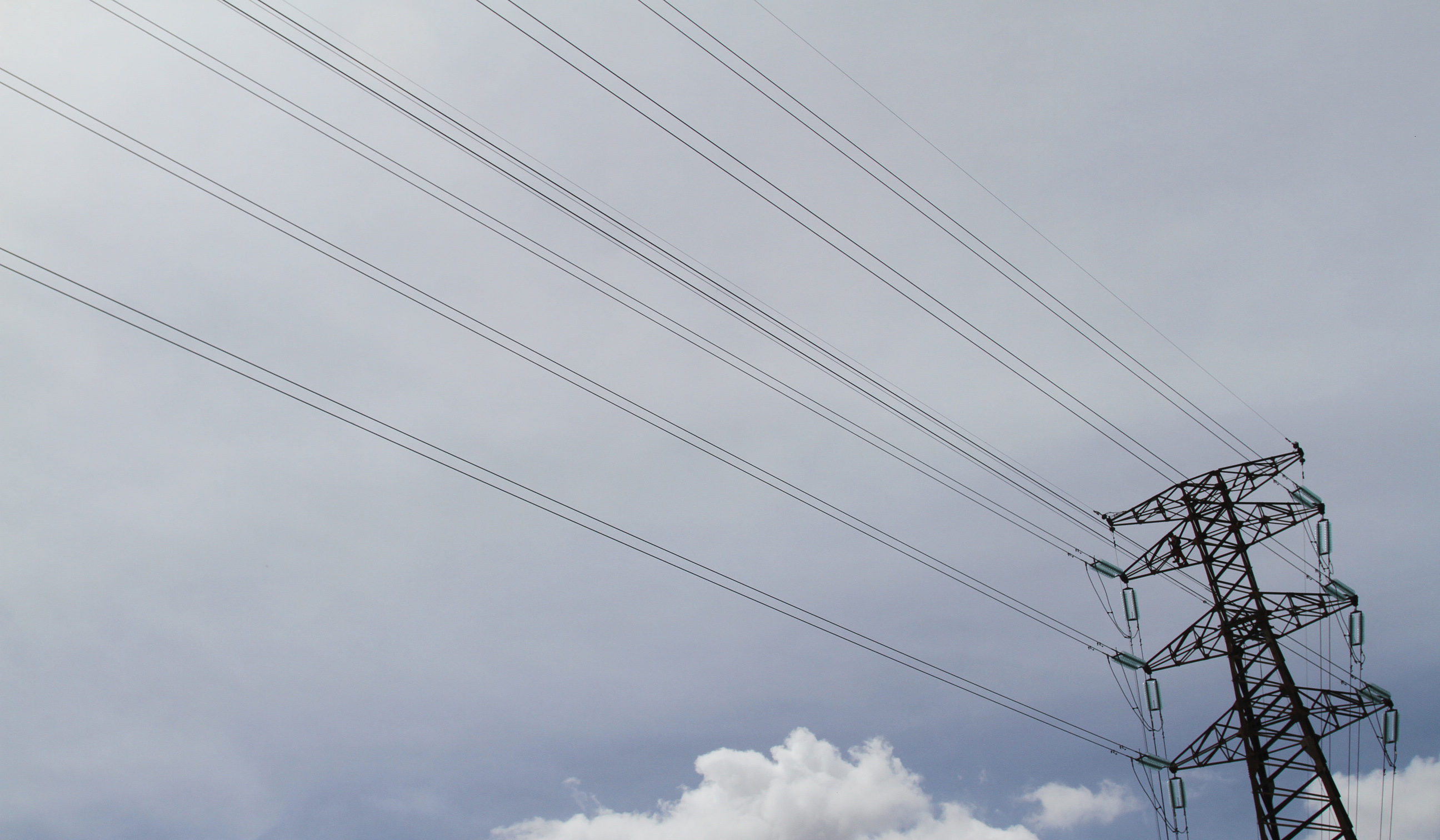 Perbaikan kabel SUTET di Jatipulo, Jakarta. (Agus Priatna/SinPo.id)