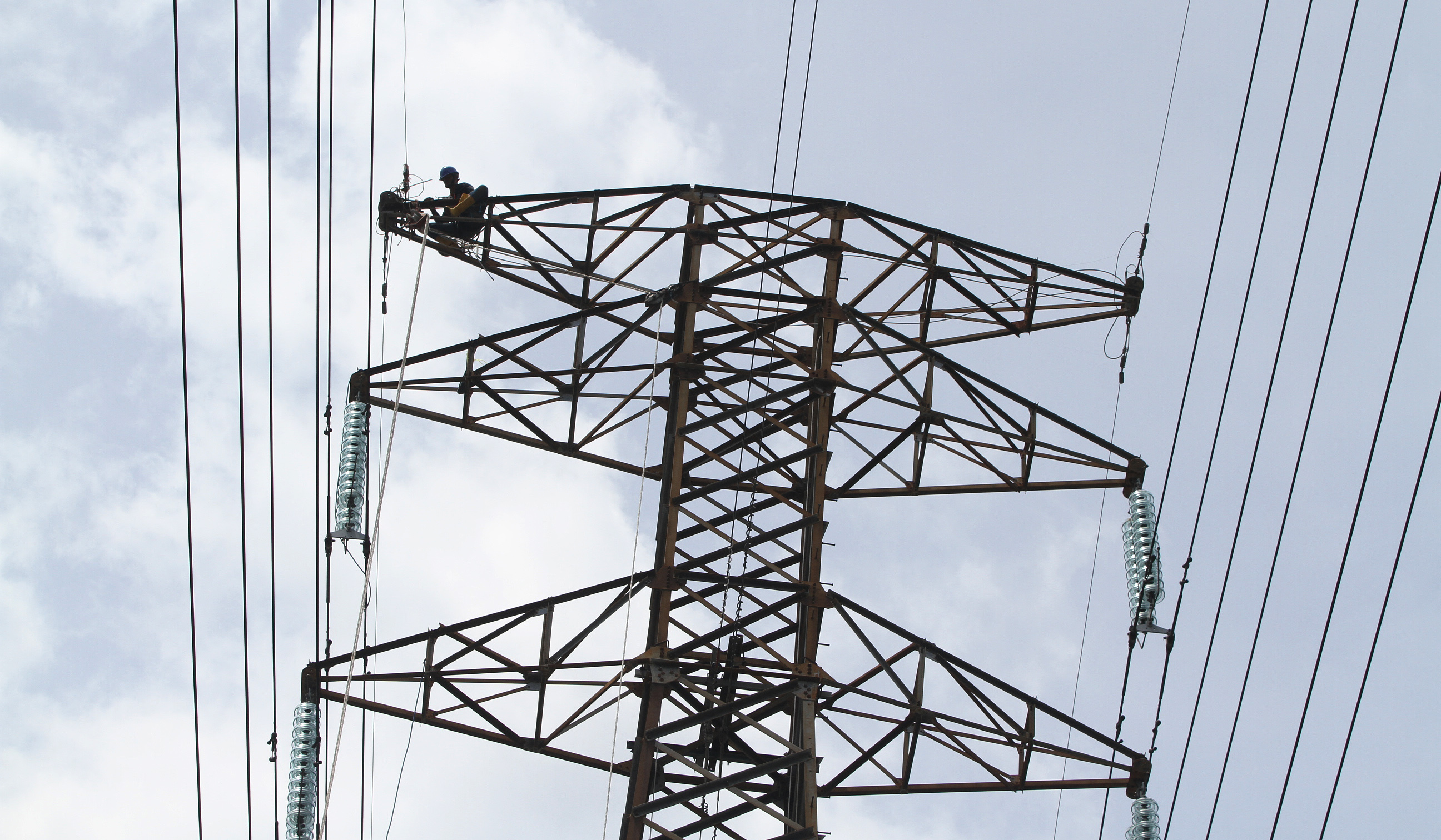 Perbaikan kabel SUTET di Jatipulo, Jakarta. (Agus Priatna/SinPo.id)