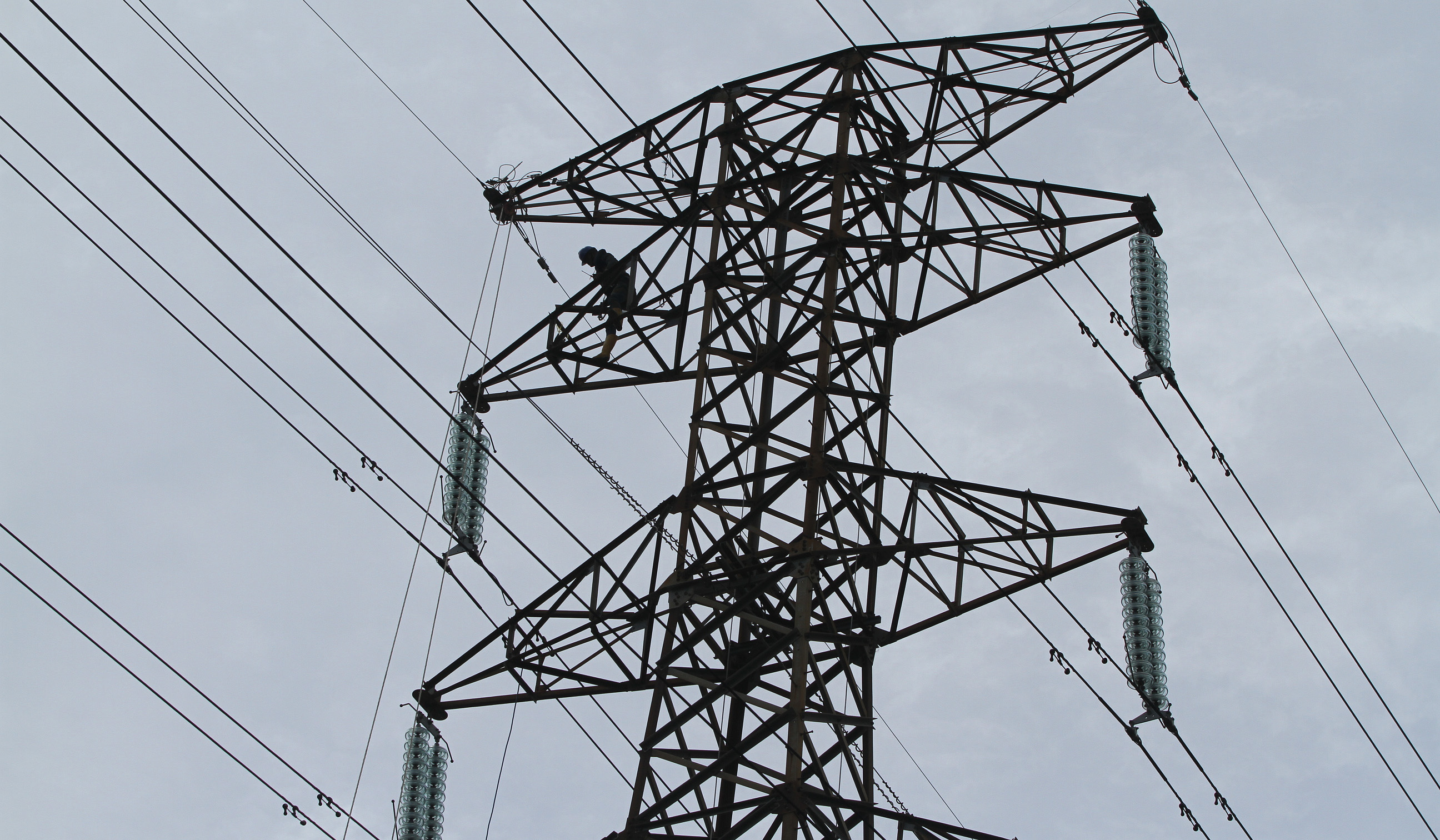 Perbaikan kabel SUTET di Jatipulo, Jakarta. (Agus Priatna/SinPo.id)
