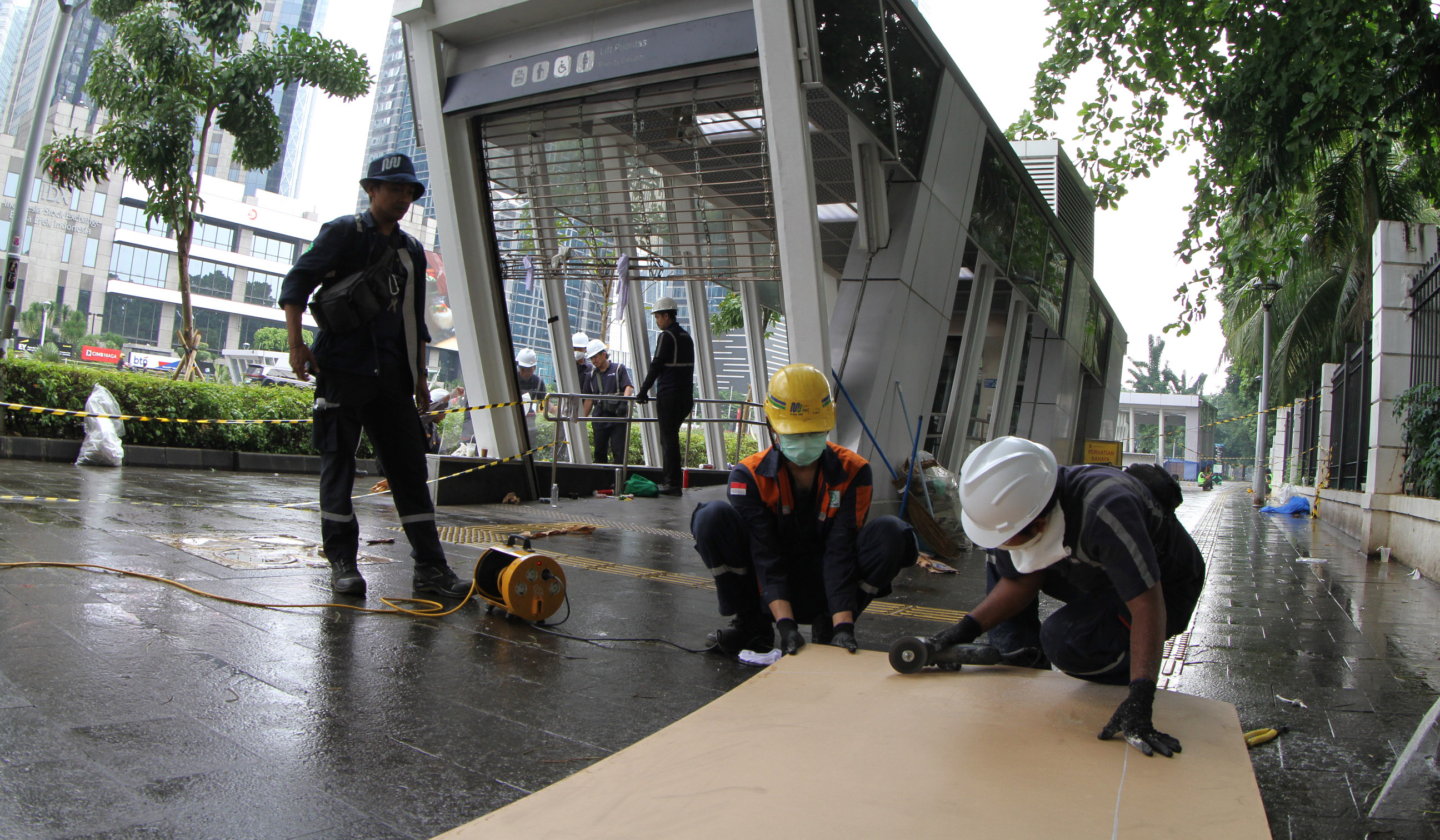 Pekerja melakukan perbaikan stasiun MRT Istora. (Agus Priatna/SinPo.id)