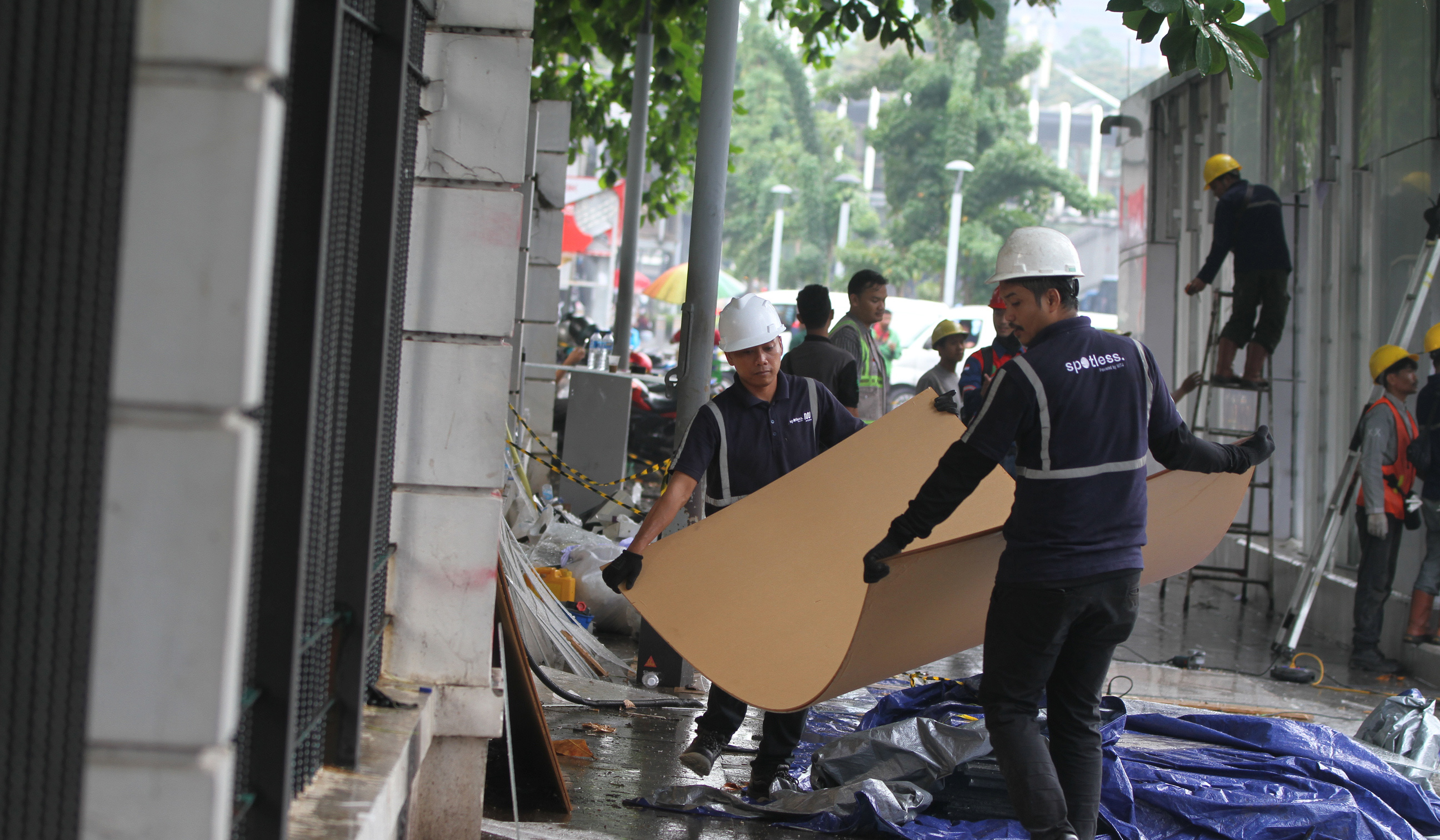 Pekerja melakukan perbaikan stasiun MRT Istora. (Agus Priatna/SinPo.id)