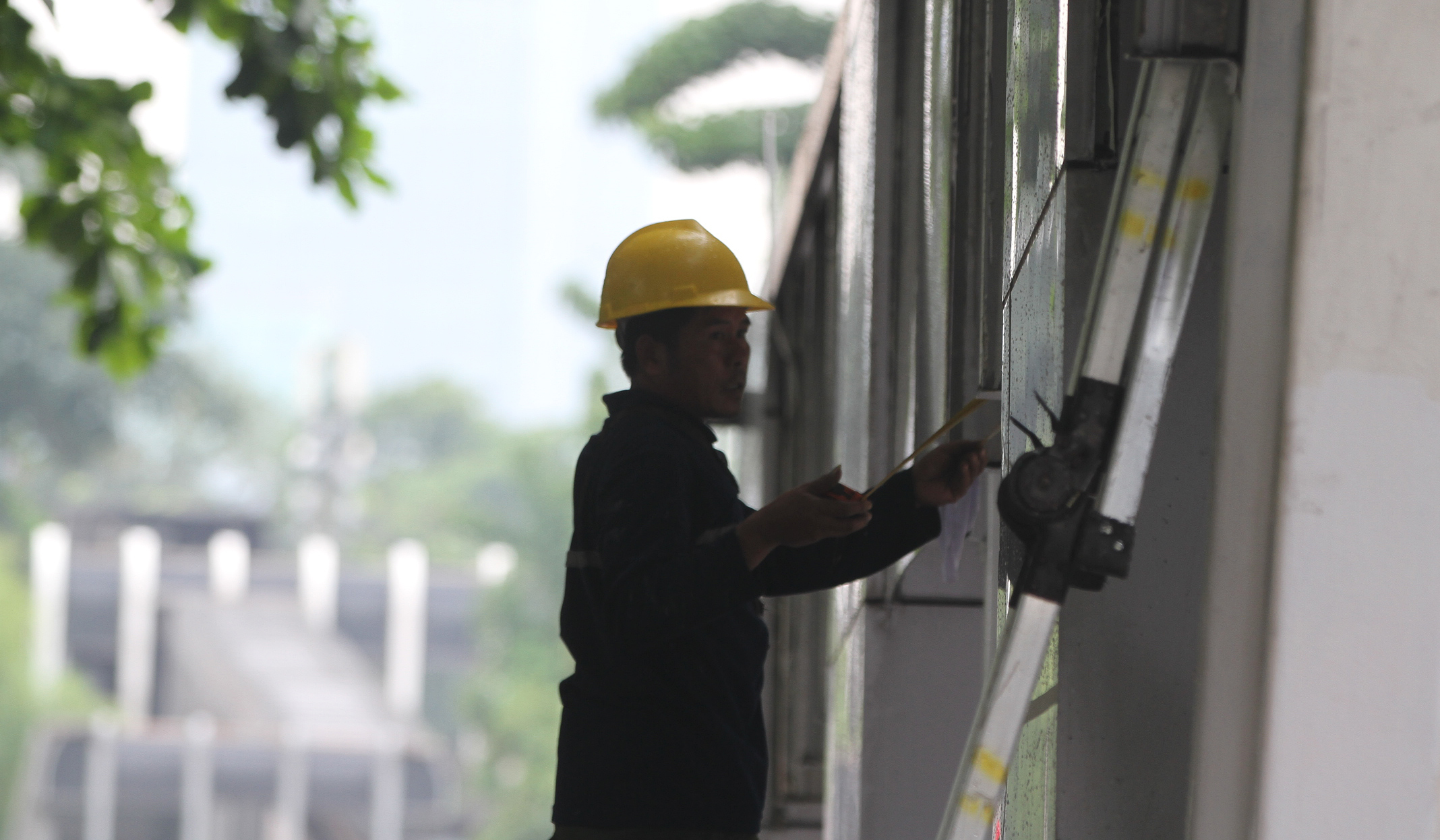Pekerja melakukan perbaikan stasiun MRT Istora. (Agus Priatna/SinPo.id)
